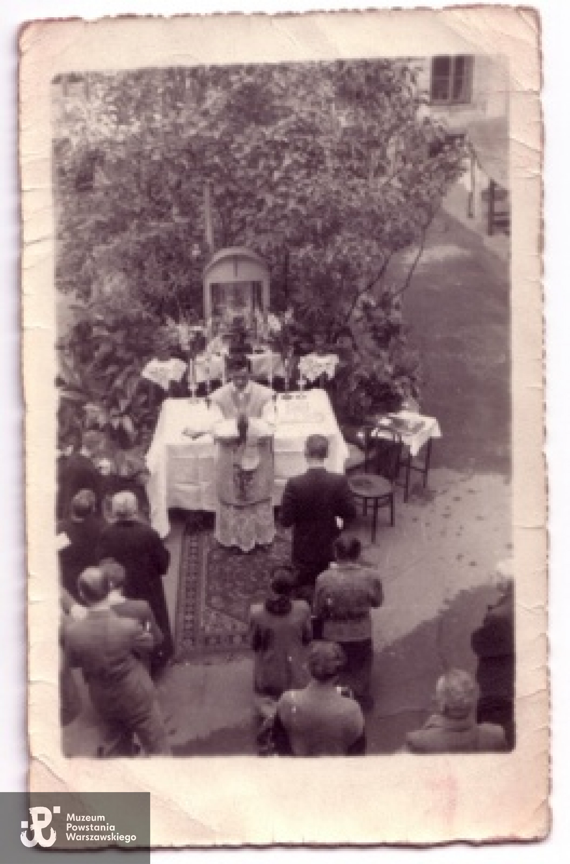 Zdjęcia z mszy polowej podczas Powstania Warszawskiego na jednym z warszawskim podwórek (prawdopodobnie Chmielna 16, tam gdzie dziadek mieszkał). Zdjęcia znalezione w archiwum domowym.