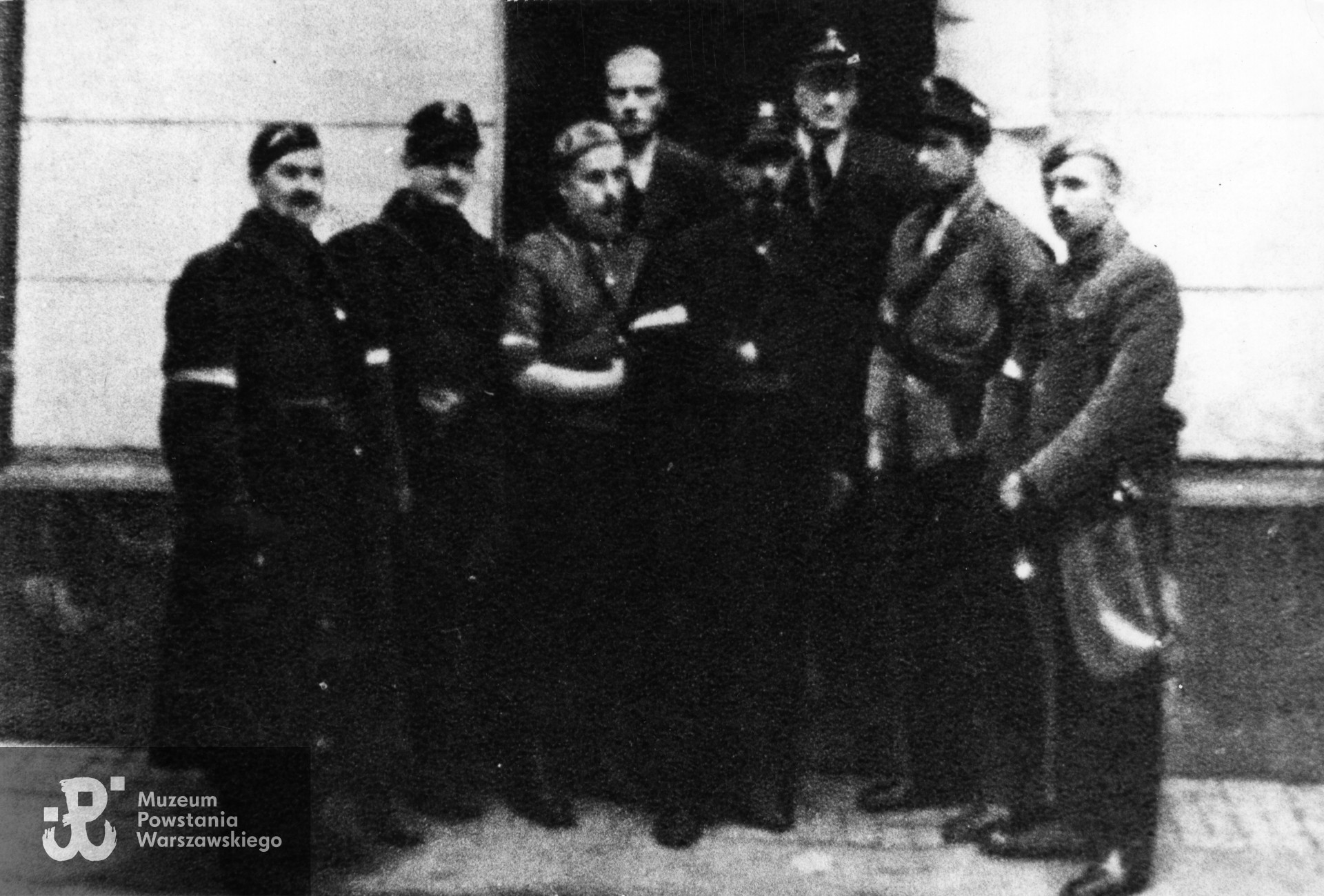 Fotografia z Powstania Warszawskiego przedstawiająca oficerów  3. kompanii por. „Lewara” (Jana Piotrowskiego). Stoją od lewej: por. „Lerski” (Edmund Jan Miller, w płaszczu), por. Jan Petrykowski ps. Zabawa, por. ”Baszta„ (NN, z ręką na pasie), kpt. Romuald Stępowski ps. Zawierucha (w drzwiach, bez czapki),  kpt. Stanisław Skrzyniarz ps. Dębicz (w środku, z bródką), kpt. Bolesław Kobyliński ps. Reżanowicz (w drzwiach, po prawej), por. Tadeusz Brodniewicz ps. Lech (drugi od prawej)  i ppor. Tadeusz Edwin Stasiakowski "Czarny”, „Zawisza” (w furażerce). Fot. ze zbiorów Muzeum Powstania Warszawskiego, sygn. MPW-IK/2819. Ujęcie tożsame: MPW-IK/1478. Opis na podstawie książki Jana Piotrowskiego „Lewara” pt. Jak zdobyć kościół św. Krzyża i Komendę Policji?”, MediaArt, Warszawa 1994