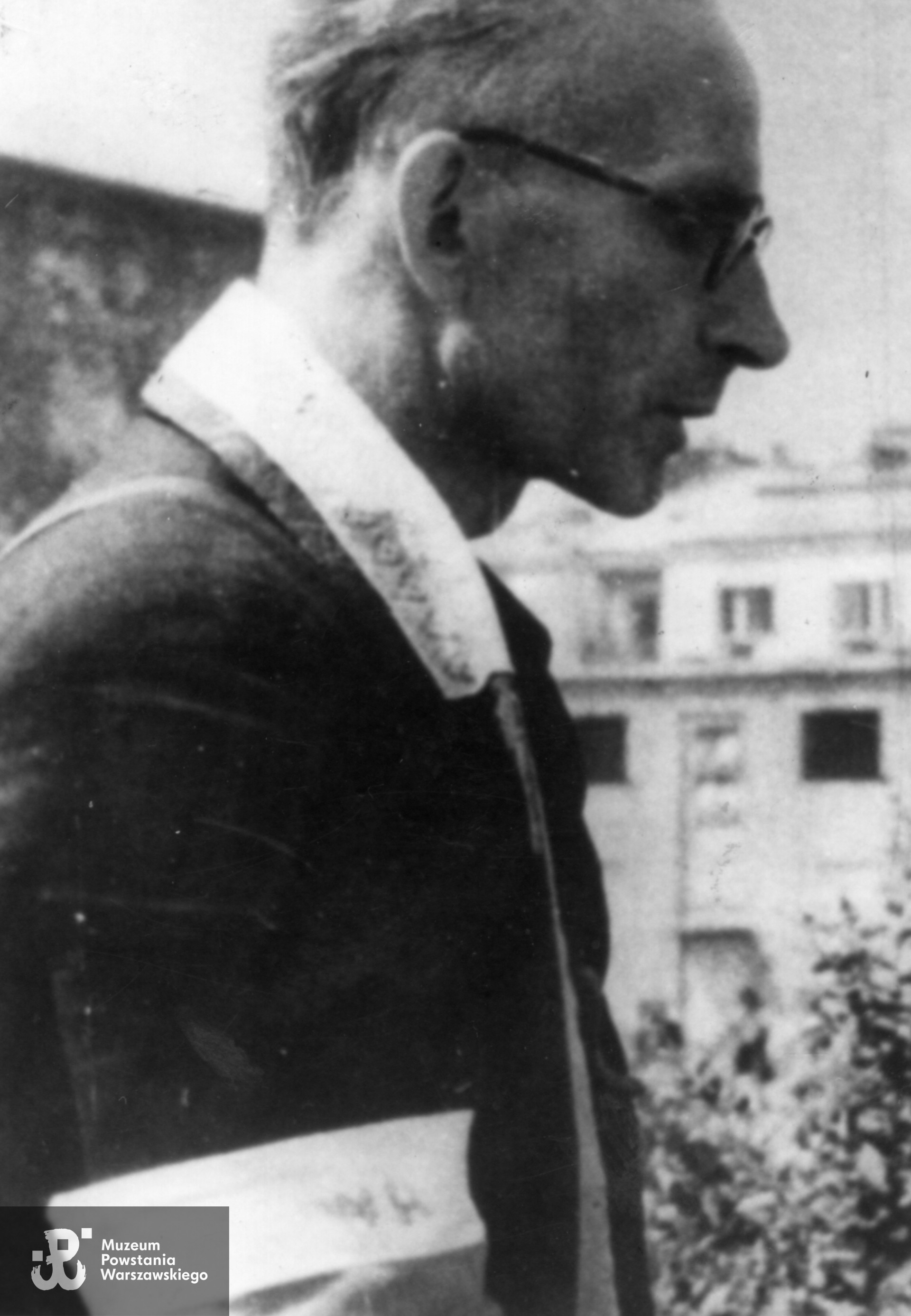 Zjęcie filmowe z Powstania Warszawskiego autorstwa Romana Banacha ps. "Świerk". Mokotów, cmentarz powstańczy przy Szpitalu Elżbietanek w rogu ulic Goszczyńskiego i Tynieckiej. Ks. kapelan Jan Zieja podczas pogrzebu sanitariuszki Anny Habrowskiej "Marii" z plutonu 1110 dywizjonu "Jeleń". Ze zbiorów Muzeum Powstania Warszawskiego, sygn. MPW-IK/3136, prawa autorskie MPW