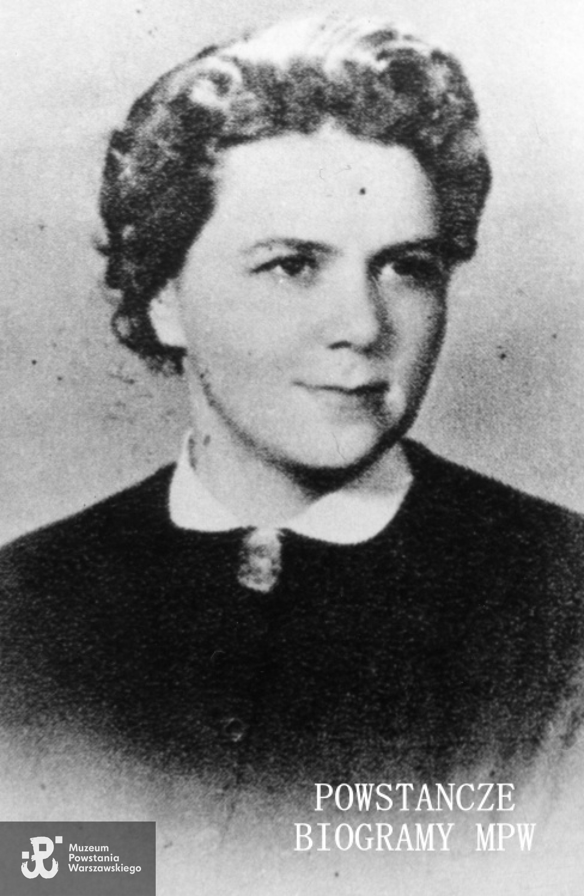 Halina Dunin - Karwicka Rakoczy z domu Strachalska ps. „Janina” i „Lutowa” (1917-1999). Fotografia portretowa ze zbiorów Muzeum Powstania Warszawskiego, sygn. MPW-IK/3226