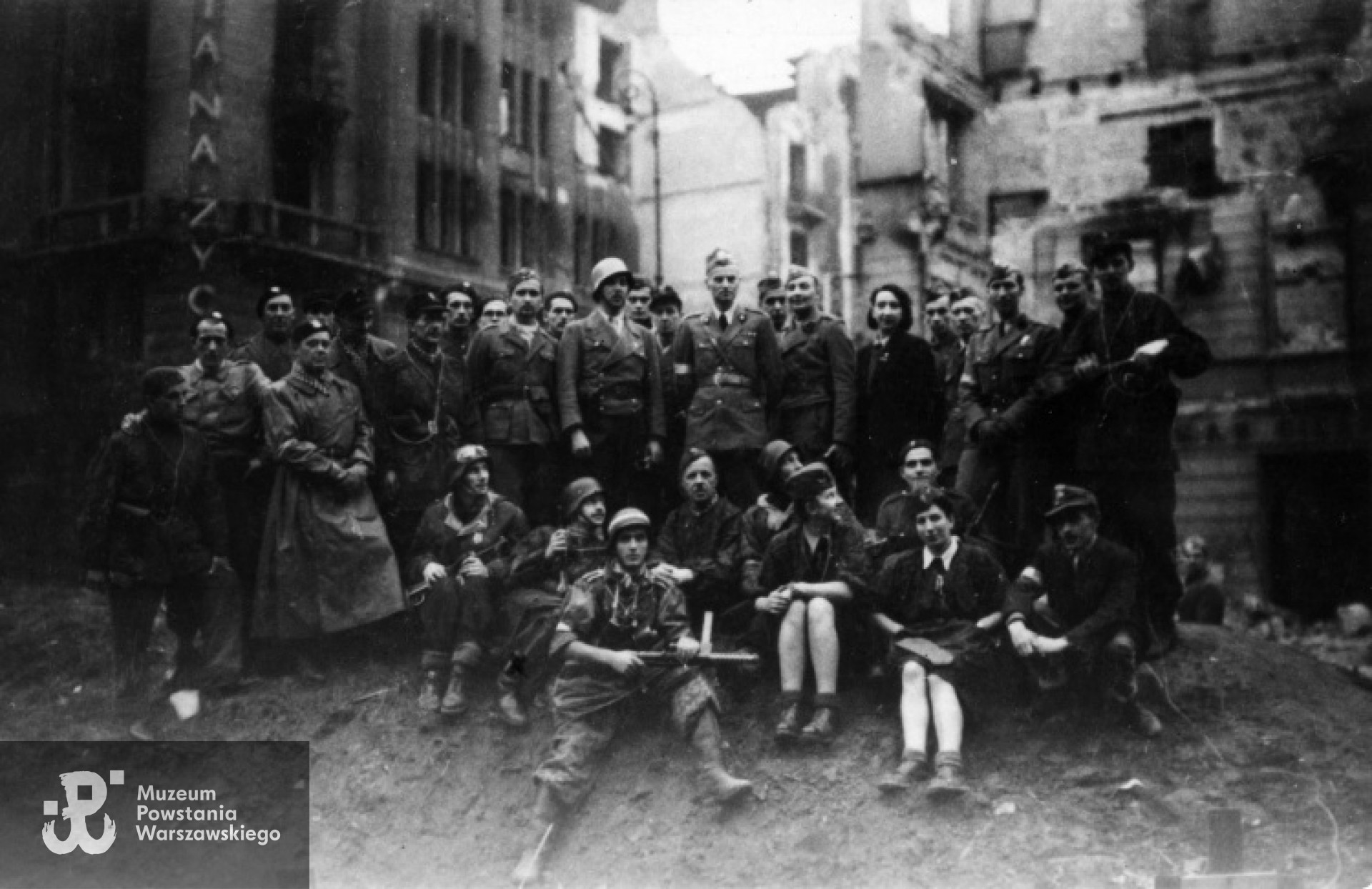 Powstanie Warszawskie, wrzesień 1944 r. Dowódca Grupy "Północ" płk. "Wachnowski" (Karol Ziemski) w otoczeniu żołnierzy kompanii łączności. Fot. AR MPW