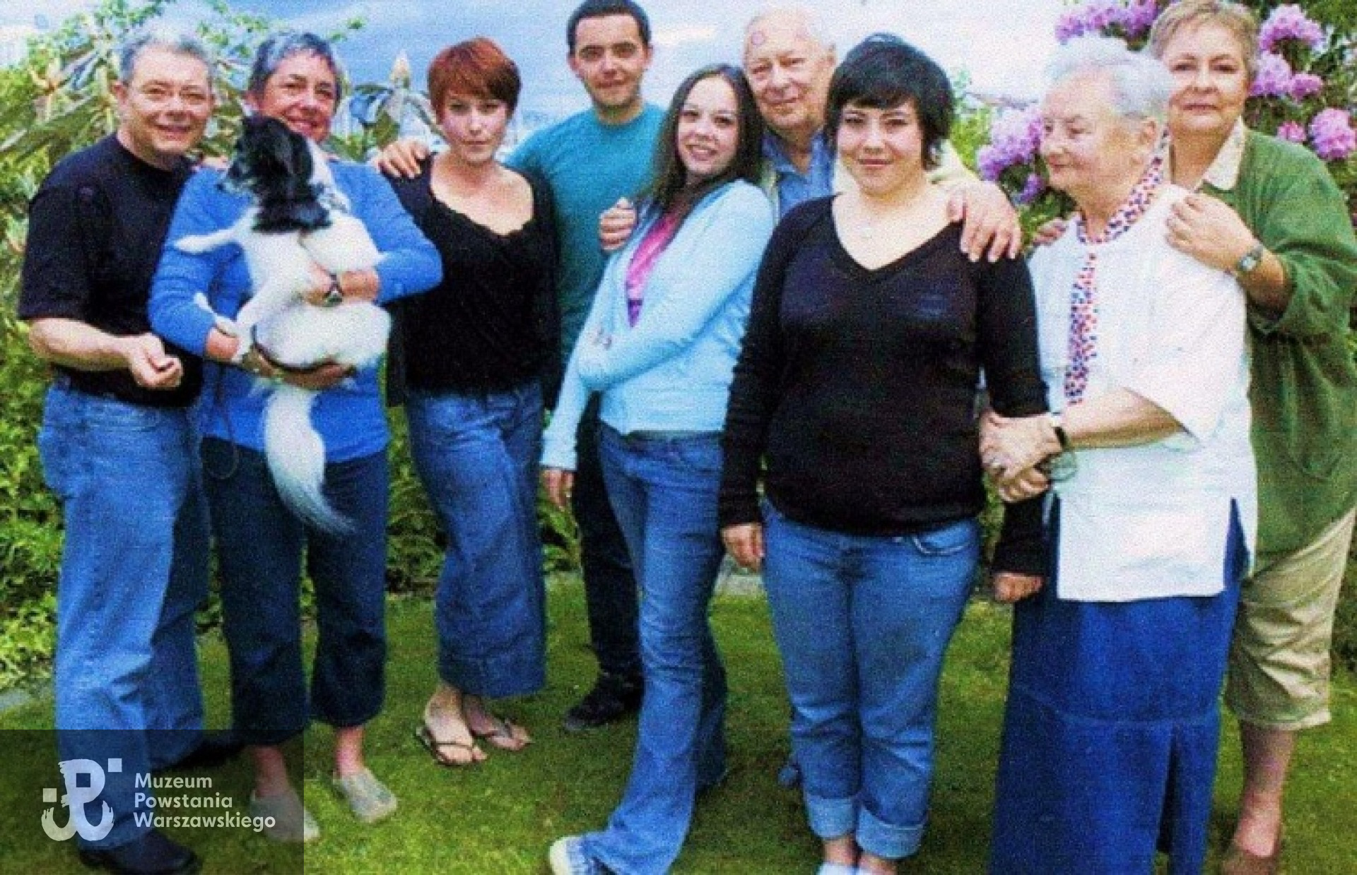 Rodzinne spotkanie. Od lewej: Terry Gordon, Anna Szymańska z psem, Lara Tansey, Matthew Gordon, Leah Tansey, Maciej Szymański, Sophia Gordon, Hanna Kamler Szymańska i Dorota Szymańska - Vancouver  2004