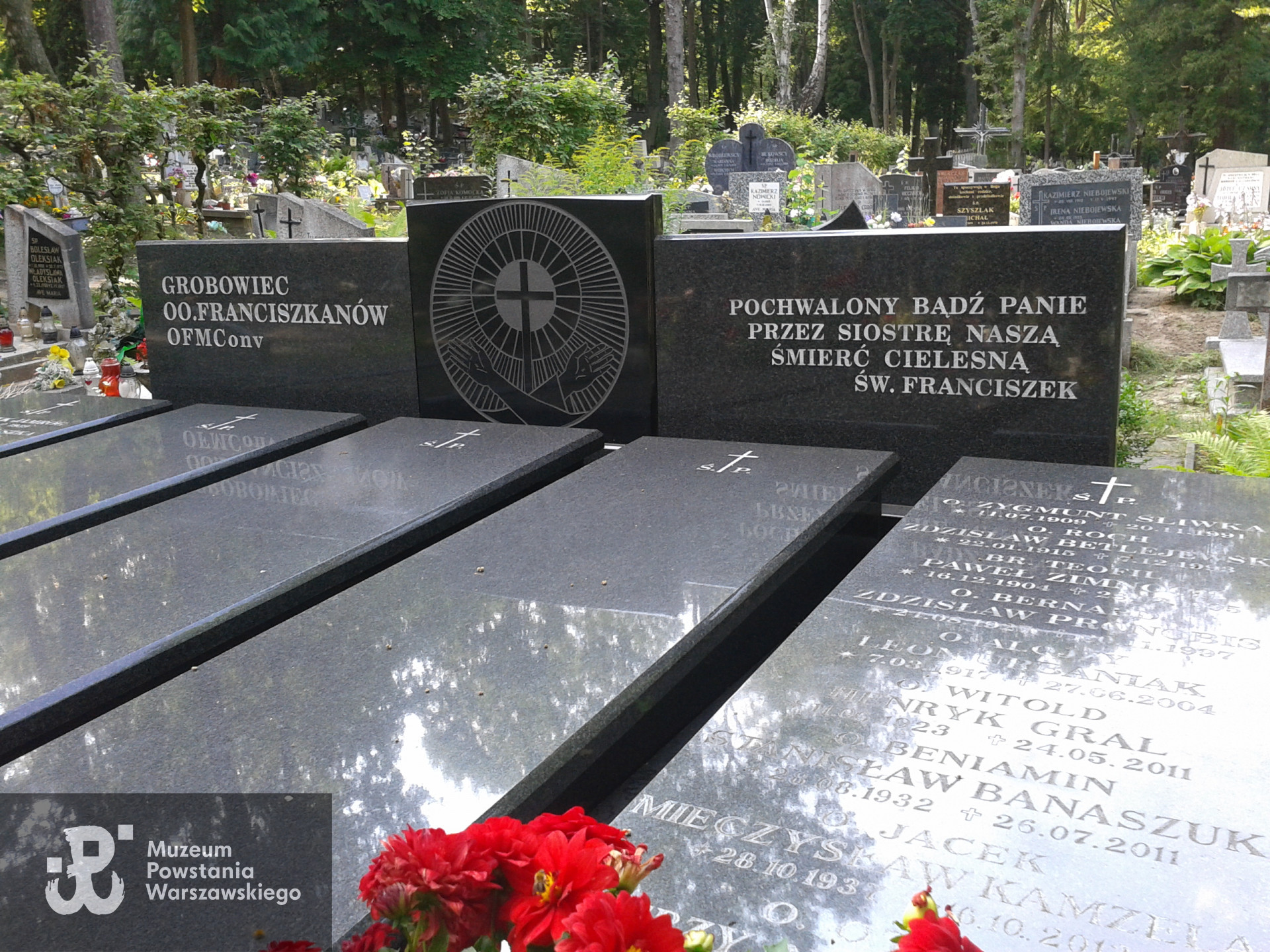 Cmentarz   Witomiński w Gdyni, kwatera 63, rząd 49, miejsce 1 - grobowiec OO. Franciszkanów.  Fot. Ewa i Mariusz Skrońscy