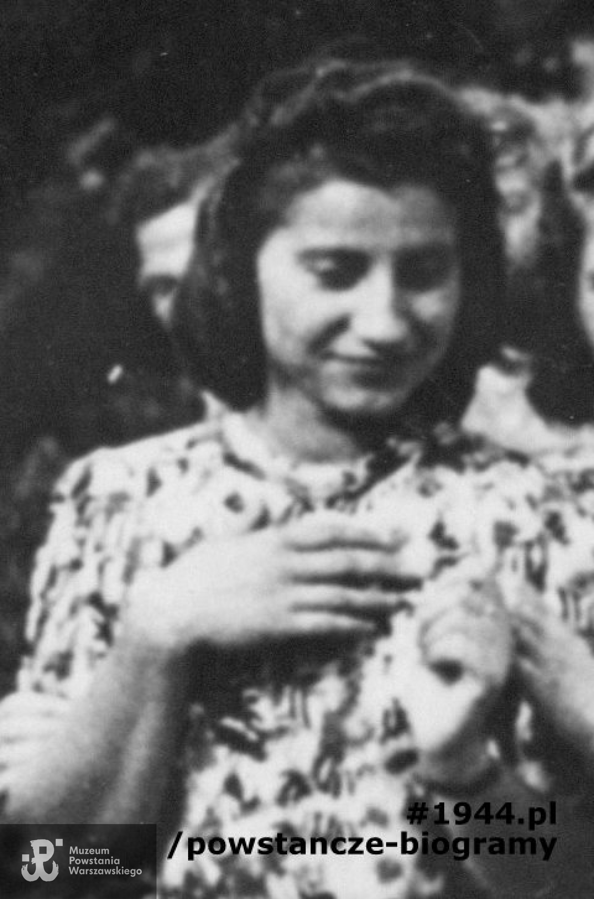 Elżbieta Majkowska "Elżka" (1922-2004) - powiększony fragment poprzedniego ujęcia. Fot. ze zbiorów Muzeum Powstania Warszawskiego - materiały Jana Rockiego