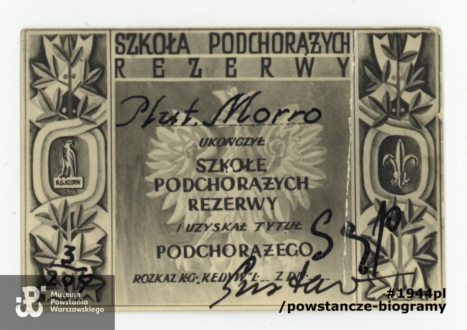 Miniaturowy (wielkości pudełka od zapałek), dyplom ukończenia Szkoły Podchorążych Rezerwy. Na dyplomie widoczne podpisy komendanta Kedywu KG ppłk. "Sępa" Jana Mazurkiewicza i kpt. "Gustawa" Eugeniusza Konopackiego - komendanta "Agricoli".  Ze zbiorów Muzeum Powstania Warszawskiego, sygn. P/6819/09. Do zbiorów MPW przekazał Pan Zbigniew Strzeżek ps. "Żbik" (1928-2018)
