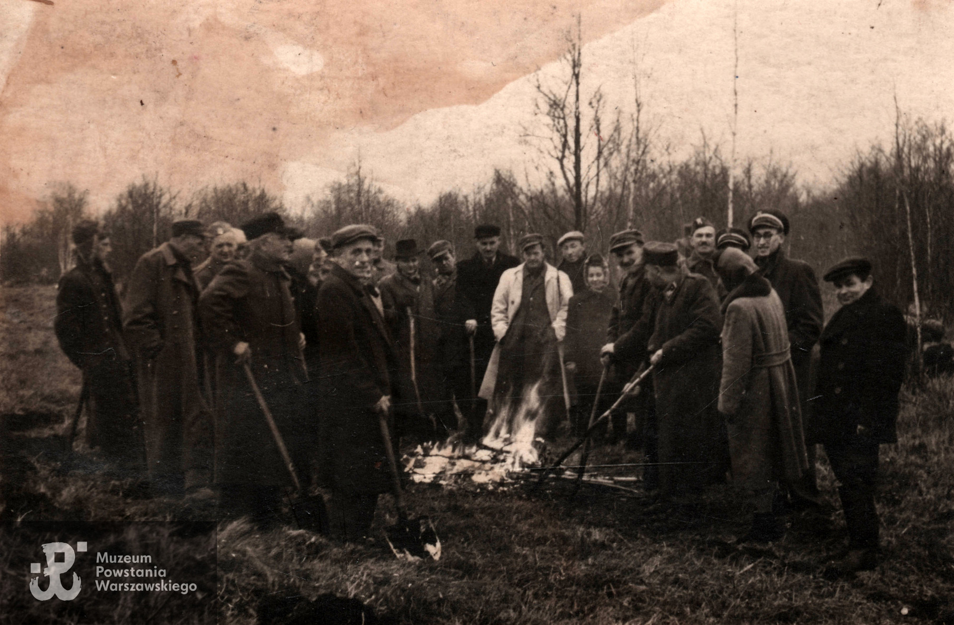 Wiesław Baranowski (pierwszy z lewej) na ognisku ze znajomymi (lata 60-te XX w.). Fot. ze zbiorów rodzinnych, skan udostępnił p. Sebastian Baranowski, wnuk Powstańca [38]