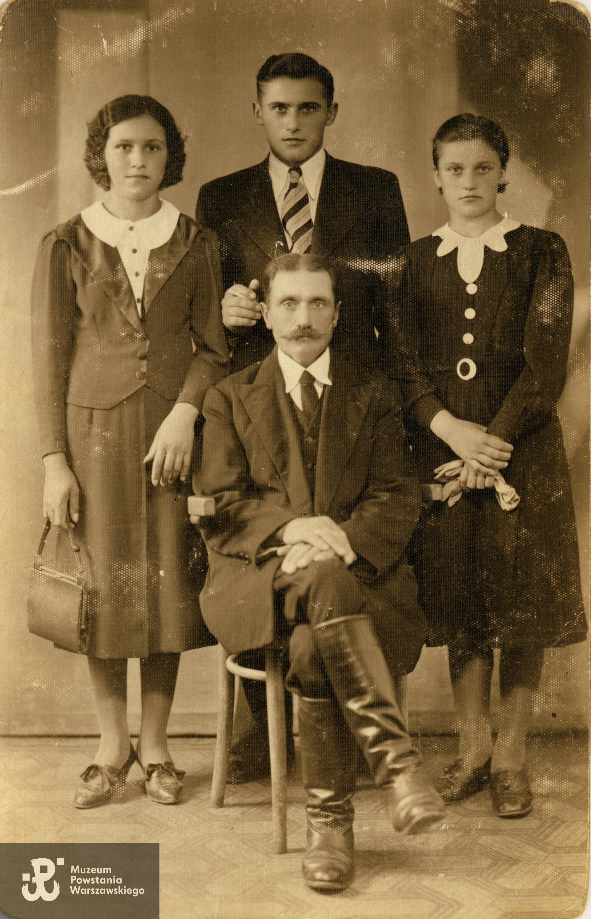 Fotografia wykonana przed 1939 rokiem, najprawdopodobniej w Błoniu lub Sochaczewie, przedstawiająca Teofila Zielińskiego z synem Stanisławem (późniejszym strz. "Czyżykiem") oraz córkami Henryką (z lewej) i Janiną (po prawej). Z archiwum rodzinnego p. Waldemara Zielińskiego