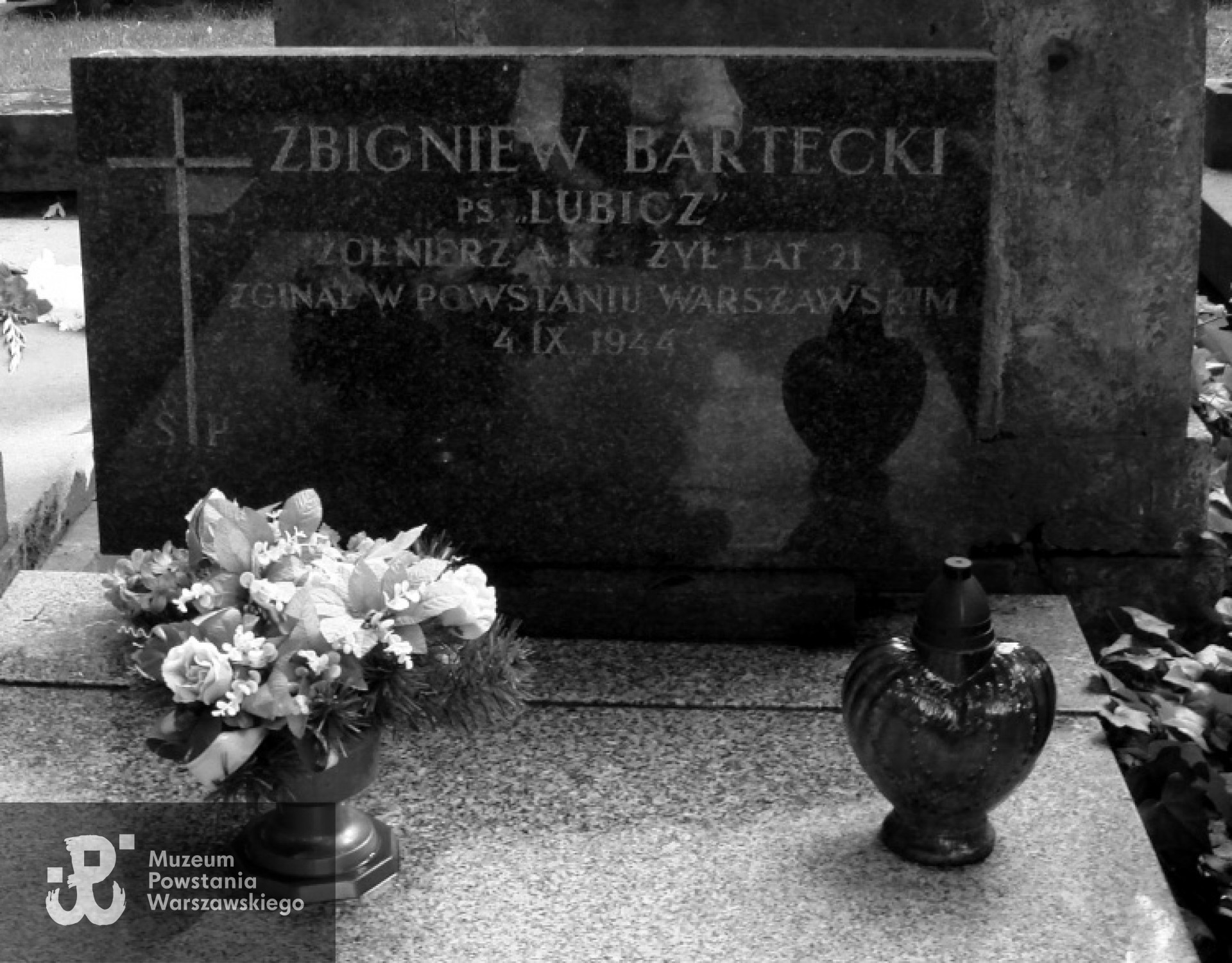 Mogiła "Lubicza" - Warszawa, Powązki Wojskowe. Fot. ze zbiorów Jana Wawszczyka / Archiwum 2. HBAP "Żbik"