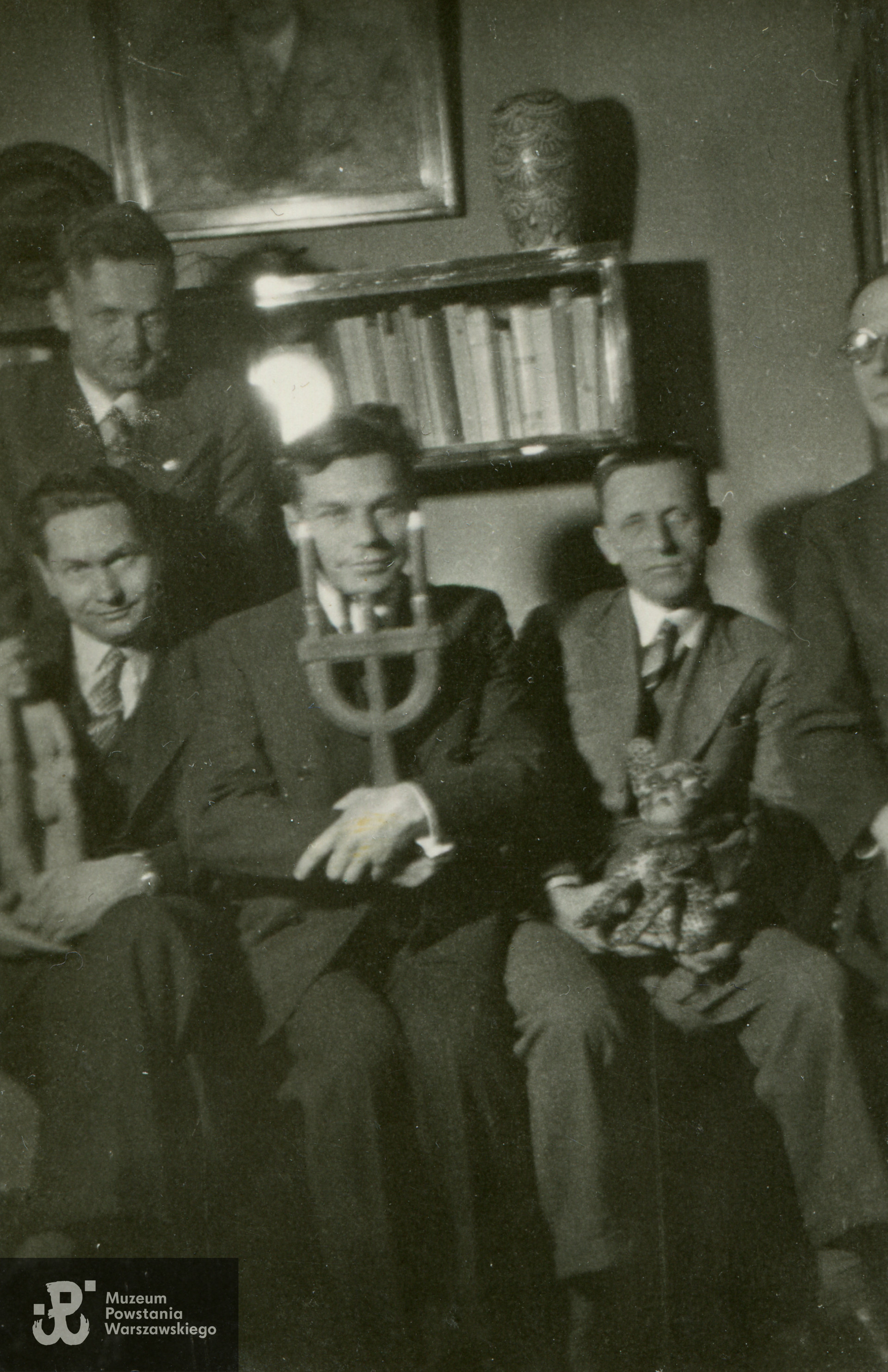 Fotografia z okresu międzywojennego. Stoi Józef Marian Sosnowski, od lewej siedzą: malarz Teodor Klonowski, Władysław Sebyła, płk. Julian Królikowski, poeta Stefan Flukowski. Fotografia ze zbiorów  Muzeum Literatury  im. Adama Mickiewicza w Warszawie.