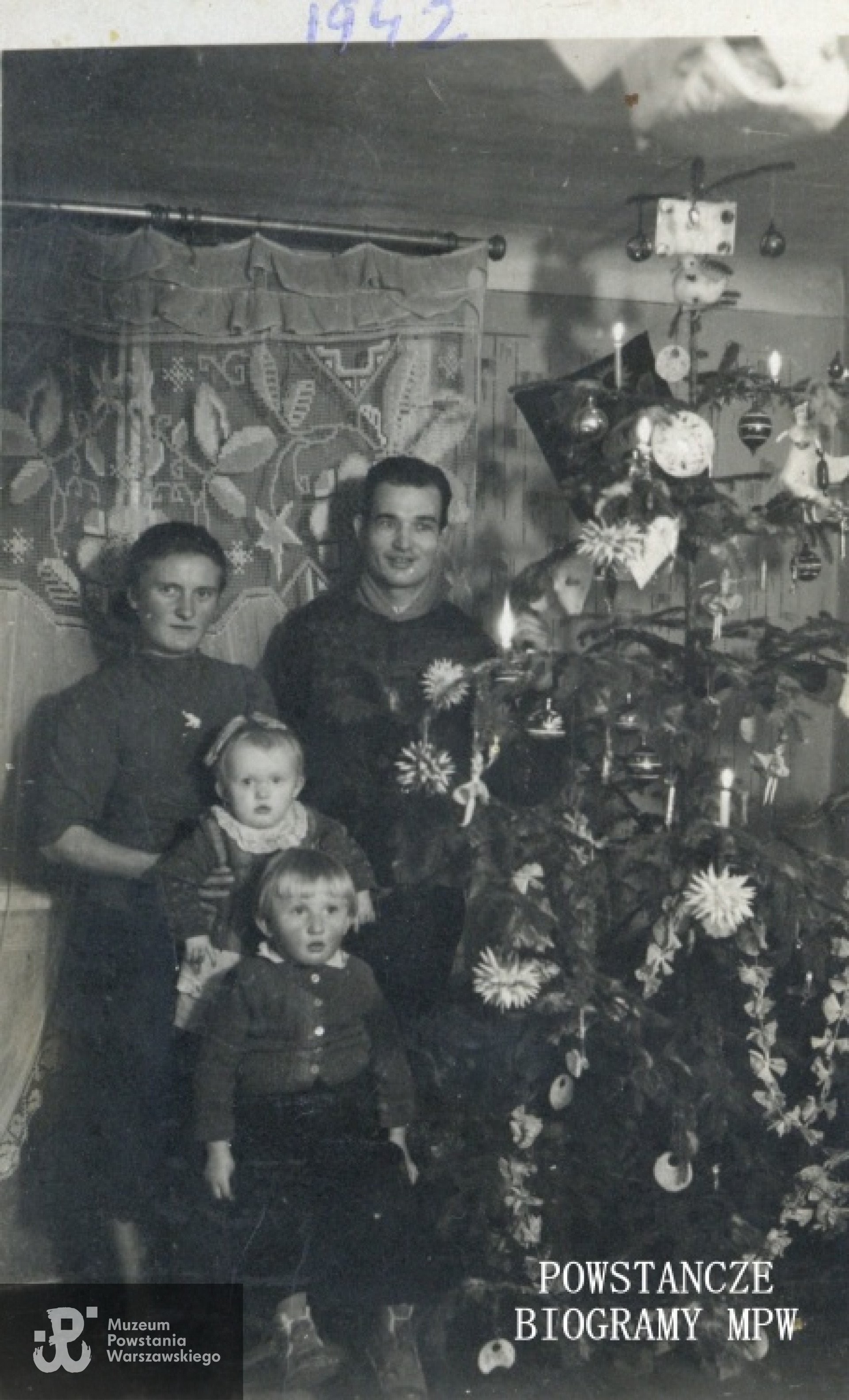 Boże Narodzenie 1942 rok.  Na zdjęciu Jan i  Marianna Witkowscy z córką Janiną oraz synem Władysławem. Fot. z archiwum rodzinnego Władysława Witkowskiego