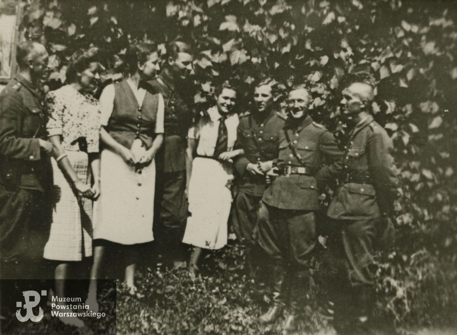 Z oficerami, uczestnikami manewrów wojskowych koło majątku Tadeusza Beliny, od lewej Mikli (Maria) Belinianka, Anika (Aniela) oraz Janina (Inka) Skrzyńska. Strzelce Wielkie. Fot. zbiory rodzinne