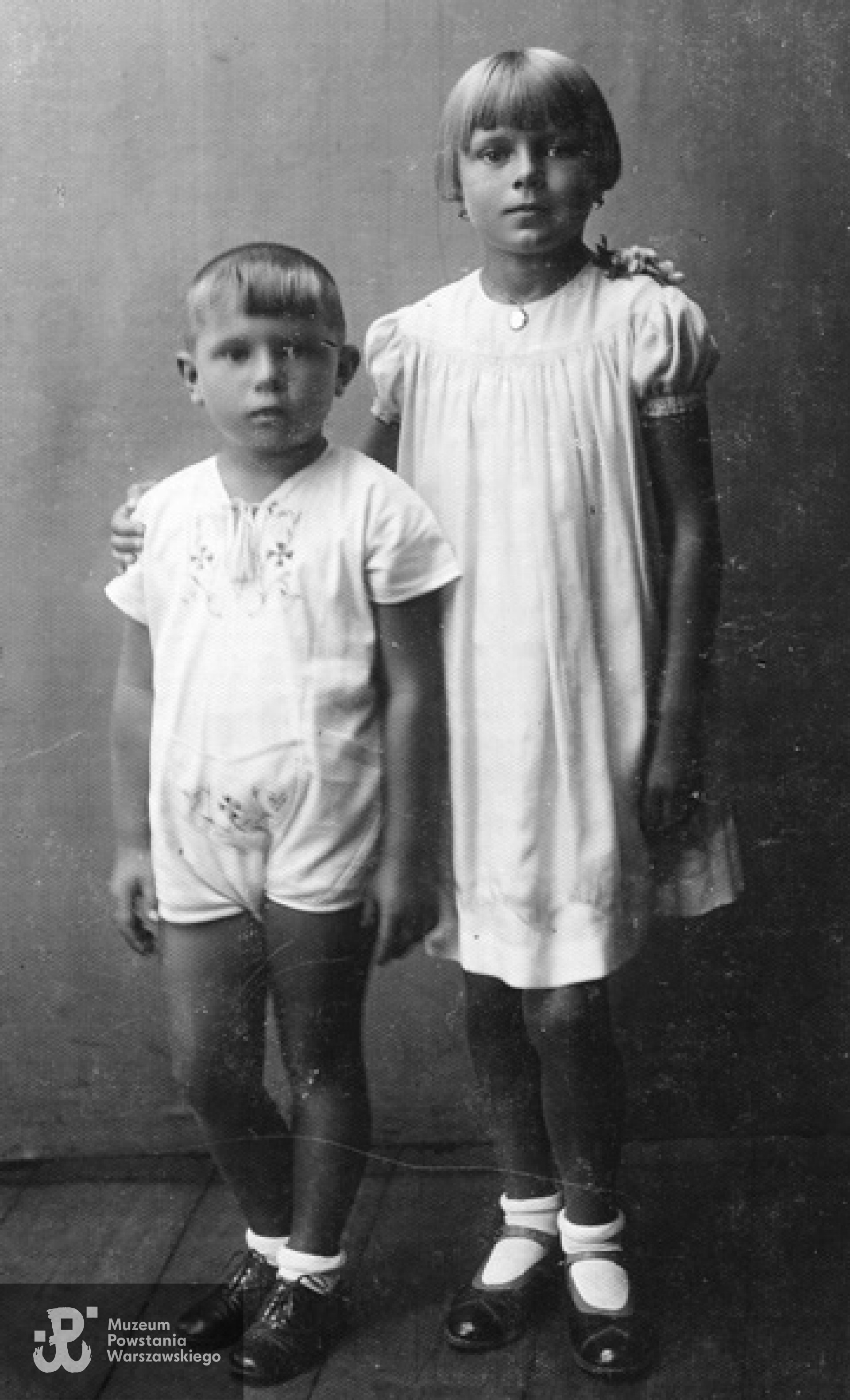 Zbigniew w dzieciństwie, z siostrą Danutą Szubańską, po mężu Zawadzką. Fot. archiwum rodzinne  Magdaleny Szubanski, źródło <i>www.noted.co.nz/archive/listener-nz-2015/magda-opus/</i>