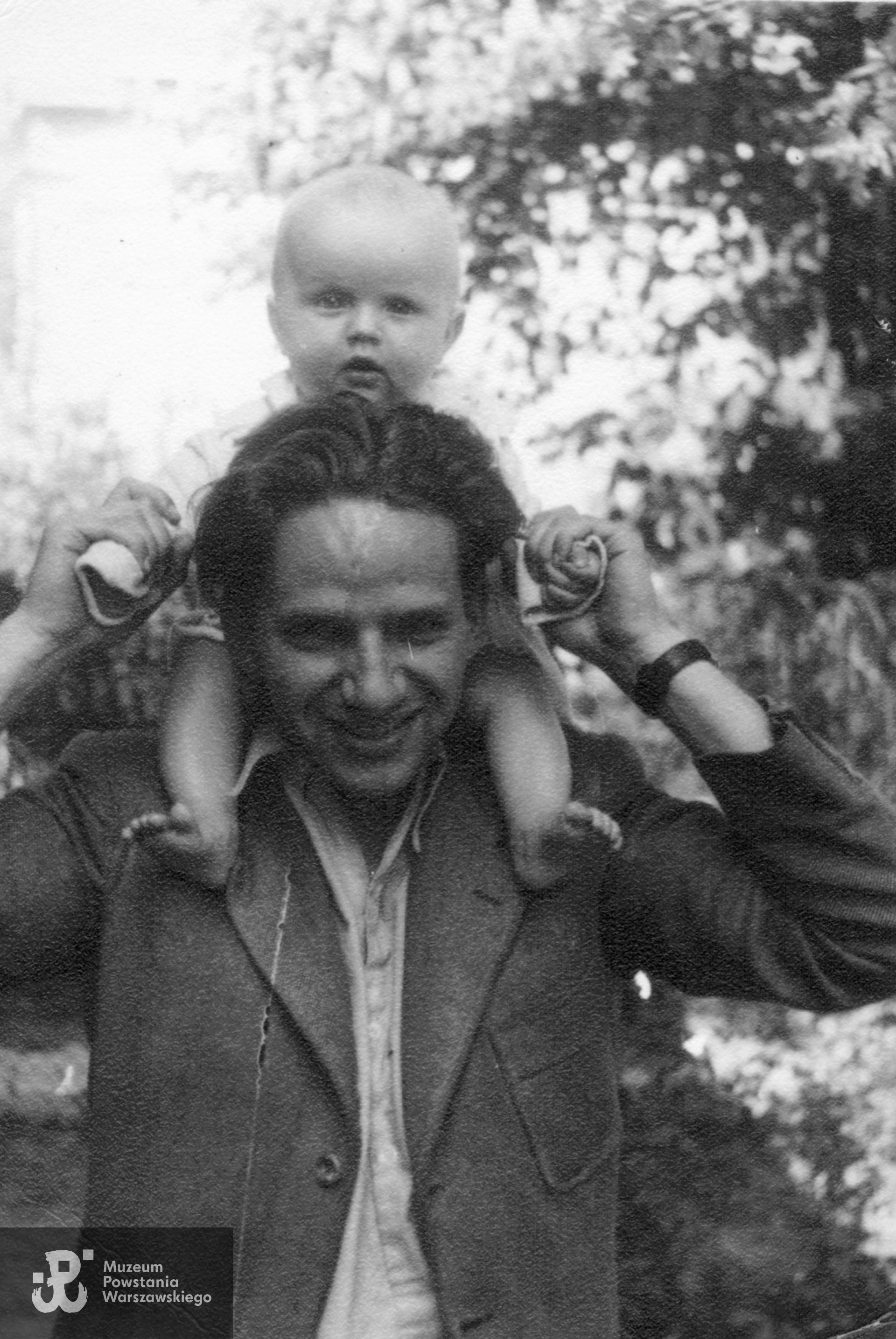 Fotografia powojenna - rok 1952 lub 1953, Andrzej Zieliński z dzieckiem, być może małą córeczką Basią, albo z synem Piotrem. Fotografia pochodząca ze spuścizny po Wandzie Medwadowskiej, po wojnie Maciejewskiej, wojennej sympatii Andrzeja. Fot. ze zbiorów rodzinnych, skan udostępniła p. Anna Jedynak, córka Wandy Maciejewskiej