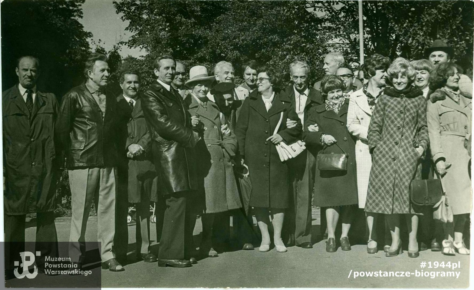 Dowódca  V Zgrupowania "Siekiera" - por. Roman Rożałowski ps. Siekiera w otoczeniu uczestników Powstania Warszawskiego. Widoczni na zdjęciu także żołnierze IV plutonu, 4 kompanii zgrupowania AK "Kryska", m. in. Eleonora Galica-Zarembina ps. Maja, Zbigniew Forin ps. Lwów, Wiesław Orleański ps. Turoń, Karol Smogorzewski ps.  Zenon, Janusz Front ps. Front. Skan: materiały do Słownika Uczestników PW - zasób Pokoju Kombatanta MPW, materiały Zbigniewa Forina ps. Lwów.