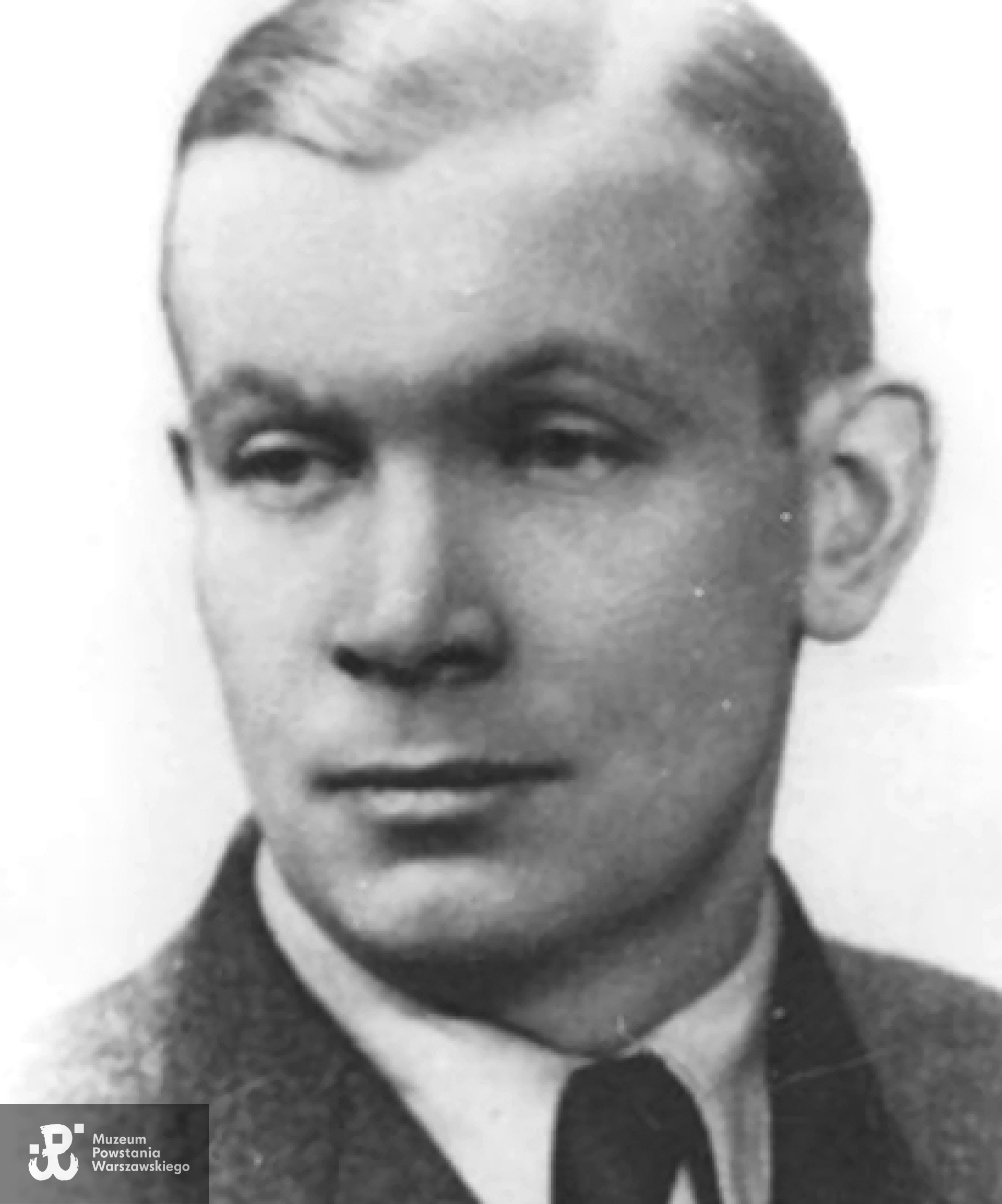 Janusz Witold Prądzyński vel Jan Bałdyga, pseudonim Janek, Janek Paschalski, Trzy, Dziewięć. Fot. Wikipedia/Narodowe Archiwum Cyfrowe
