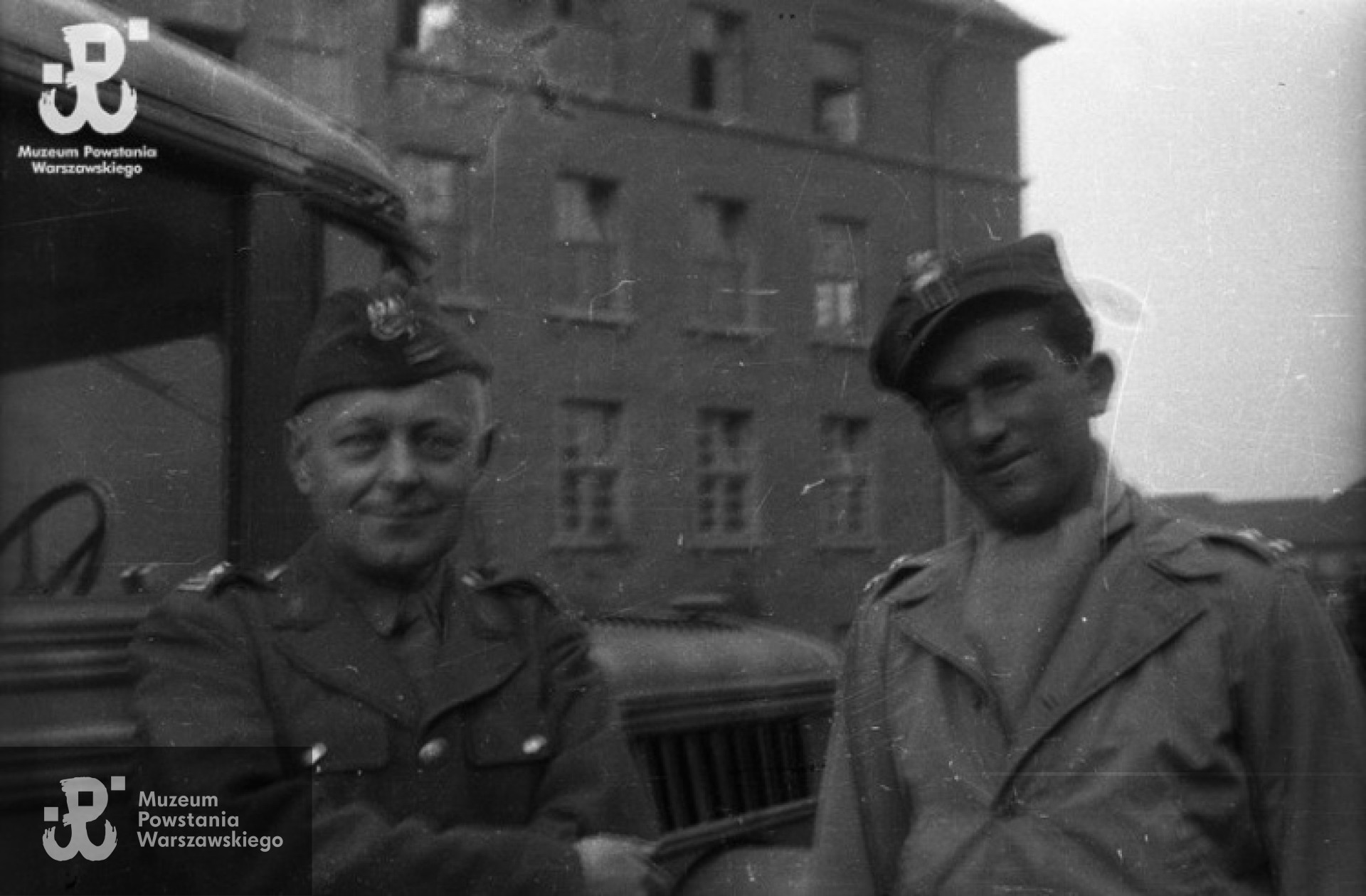 Fotografia z Oflagu X C w Lubece. Polscy oficerowie po wyzwoleniu obozu. Od lewej: mjr Stanisław Błaszczak "Róg" - dowódca zgrupowania "Róg", ppor. cc Zygmunt Ulm "Szybki" - oficer ordynansowy dowództwa zgrupowania "Róg".