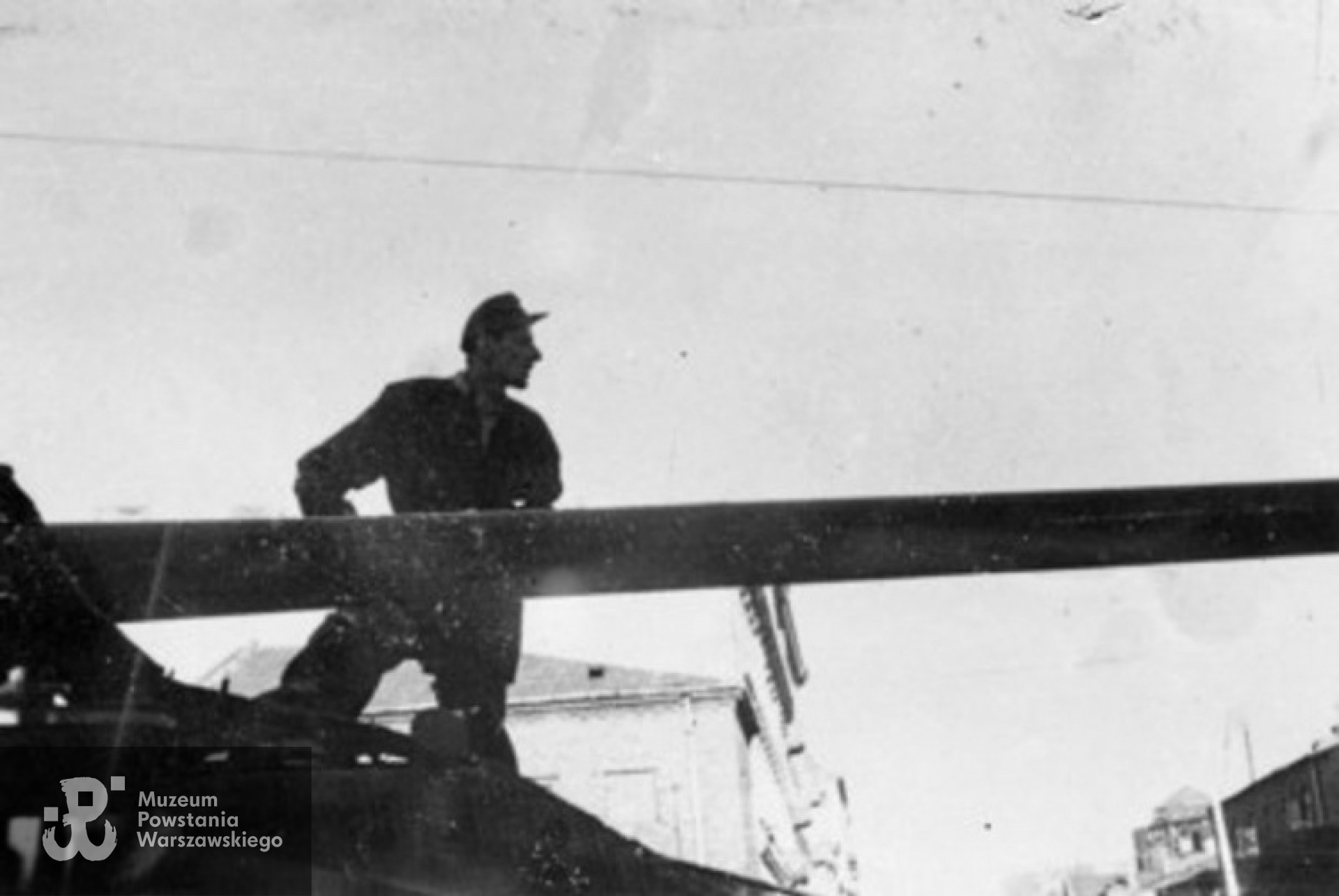 Powstanie Warszawskie, pierwsze dni sierpnia 1944 r. - por. "Wacek" stoi na zdobytej Panterze (zdjęcie wykonano w rejonie ul. Okopowej)