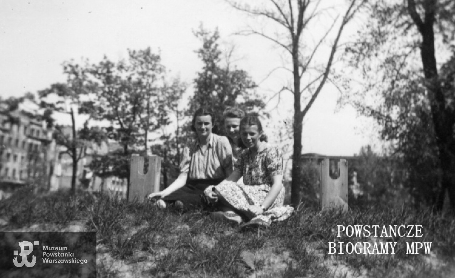 Fotografia z okresu okupacji niemieckiej.  Rejon skrzyżowania Nowego Światu z Al. 3 Maja. Dziewczęta z zastępu harcerskiego Pędziwiatrów z drużyny Grupa Wykonawcza przy Kwaterze Głównej Szarych Szeregów. Od prawej:  Anna Złoch, Krystyna Wilczyńska, Zofia Zaremba po mężu Zaborska ps. "Dyzio". Ze zbiorów Muzeum Powstania Warszawskiego, sygn. MPW-IS/745