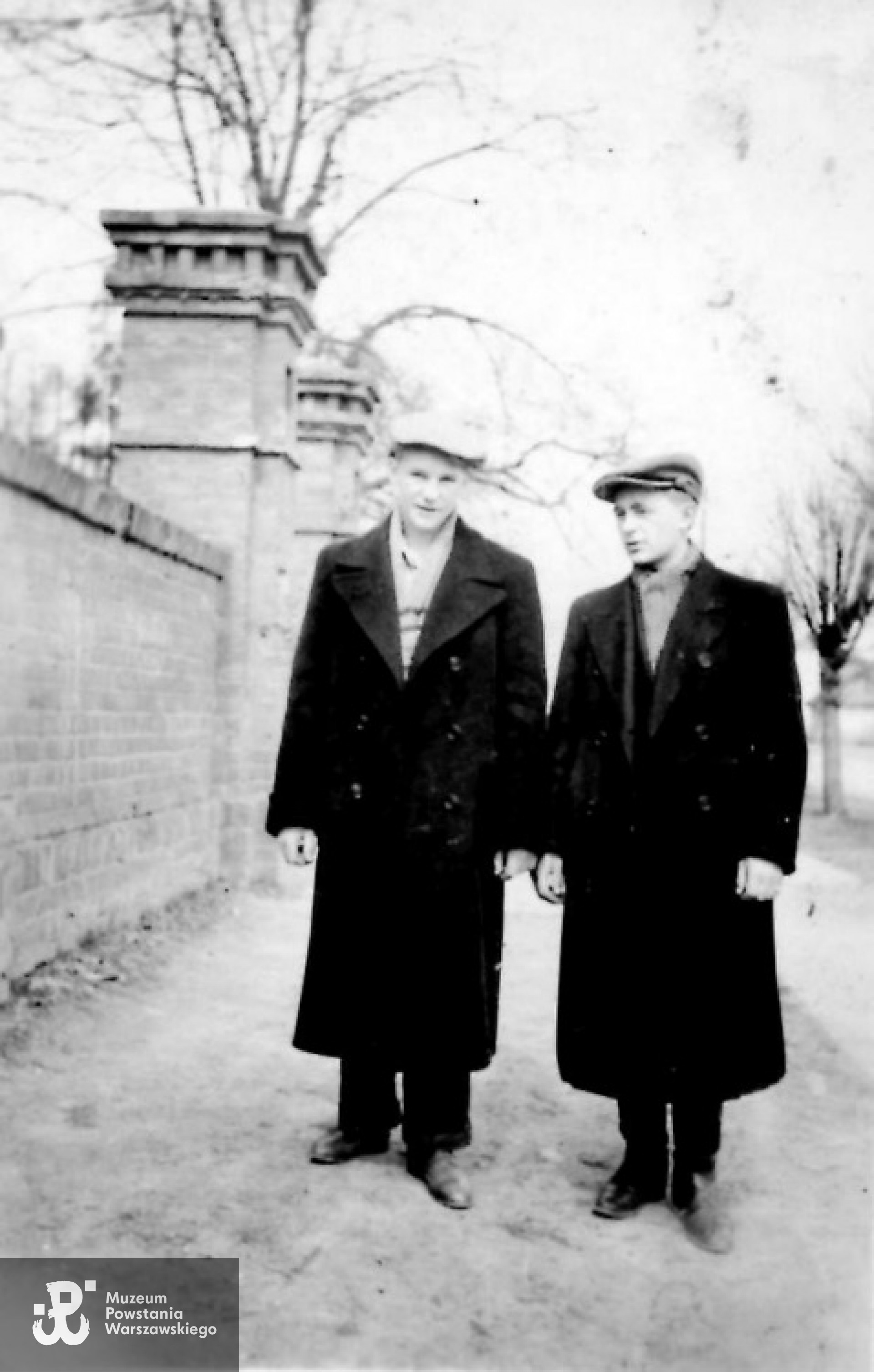 Tadeusz Czerczer (po prawej) z kolegą NN. Zdjęcie wykonano przy wejściu na teren Cmentarza Parafialnego w Piasecznie - prawdopodobnie wiosna 1945 r.