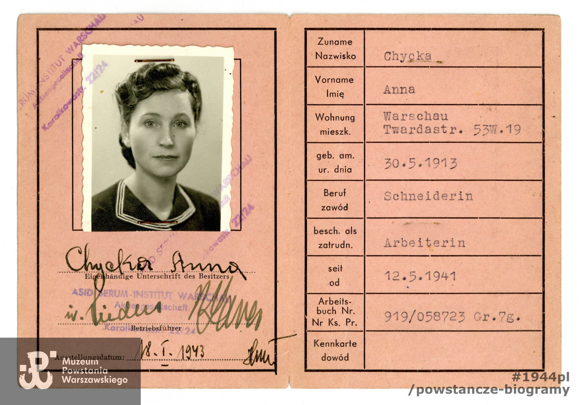 Legitymacja pracownicza (Betriebs-Ausweis), wystawiona przez Asid Serum Institut A.G. na nazwisko Anna Chycka - dokument ze zdjęciem. Ze zbiorów Muzeum Powstania Warszawskiego, sygn. P/9308