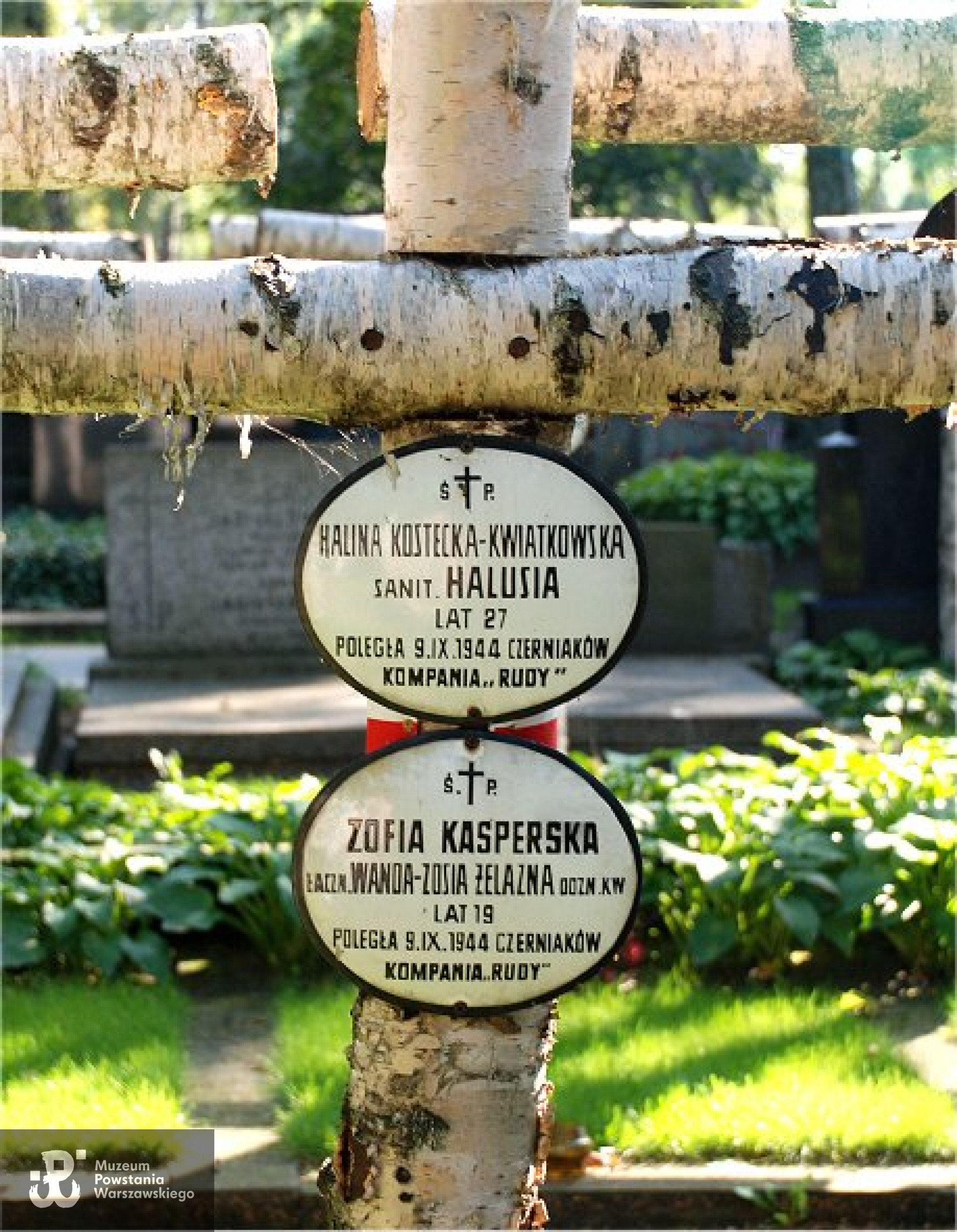 Mogiła Zofii Kasperskiej i Haliny Kosteckiej - Kwiatkowskiej na Cmentarzu Wojskowym na Powązkach. <i>Źródło fot. Wikipedia</i>