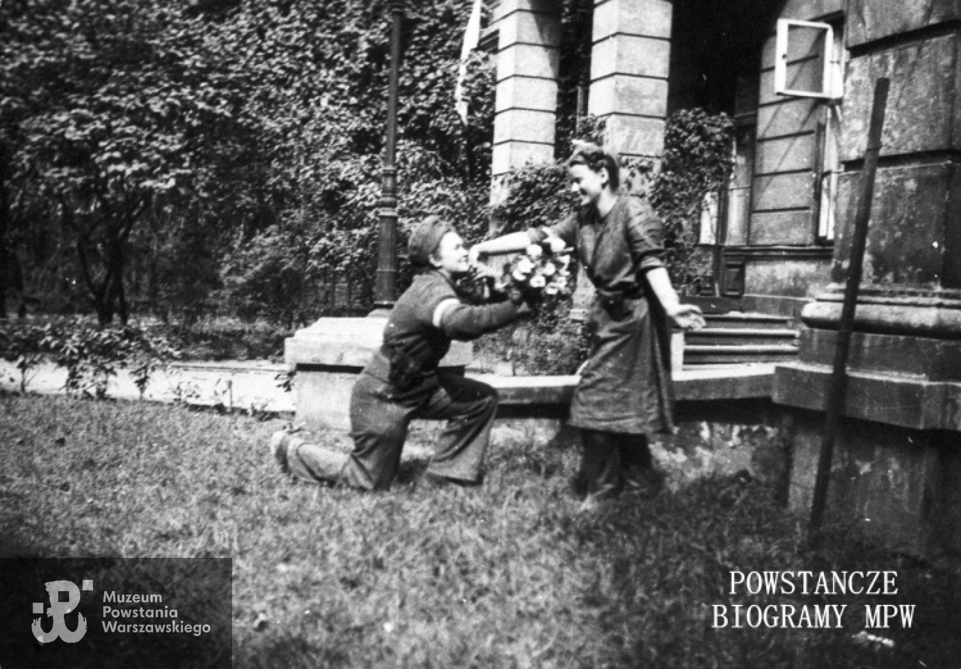 Zdjęcie z Powstania Warszawskiego: sierpień - wrzesień 1944 r. Pałacyk przy Brackiej 20. Łączniczki Krystyna Żara ps."Krystyna" i Stefania Engelhardt  ps."Tula" (na zdjęciu po prawej). Fot. autorstwa  Ireny Kummant-Skotnickiej. Ze zbiorów MPW, sygn. MPW-IH/5524