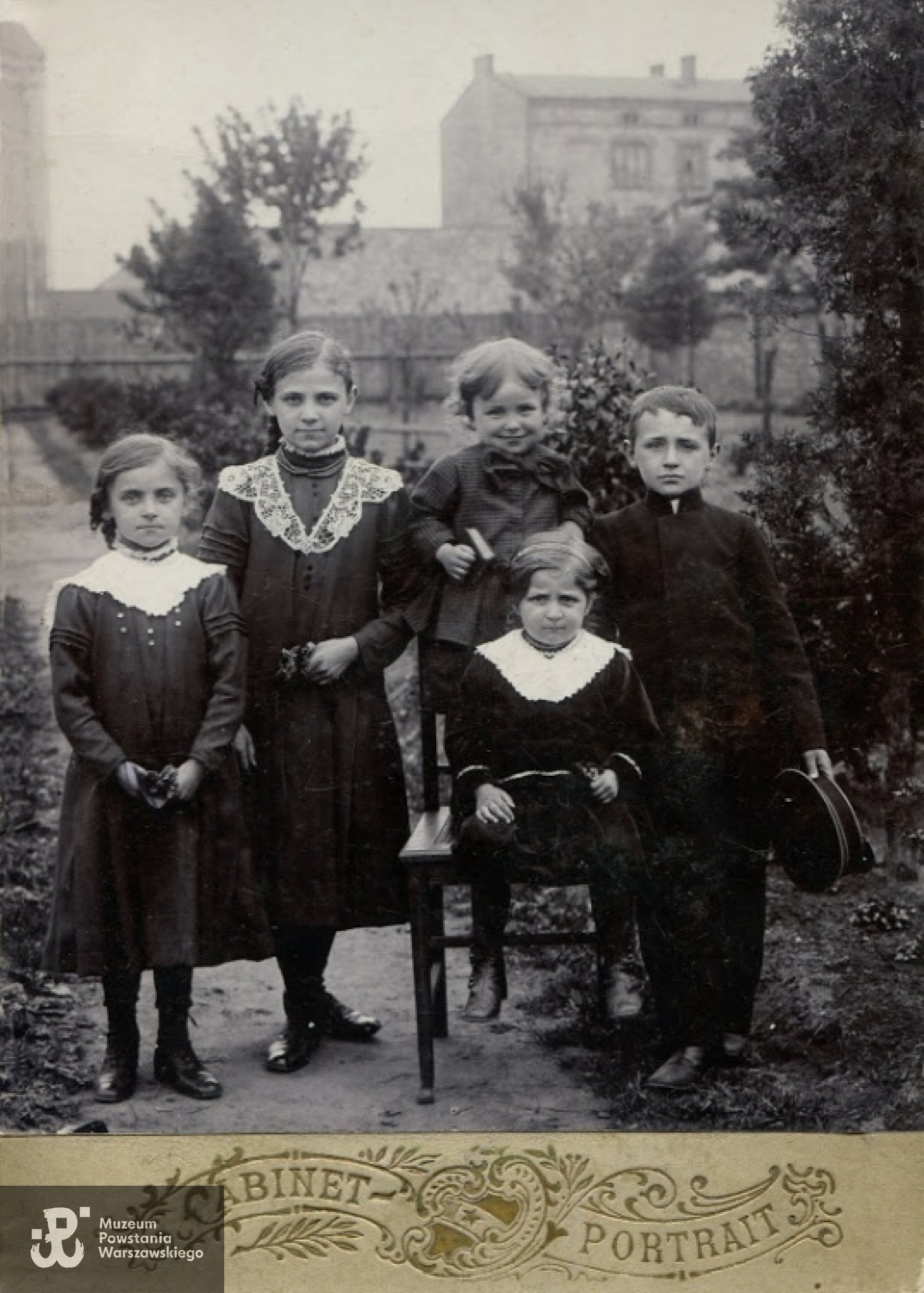 Marian Gliński w gronie rodzeństwa (stoi na krześle). Częstochowa 1910. Zdjęcie z archiwum rodzinnego Barbary Glińskiej.