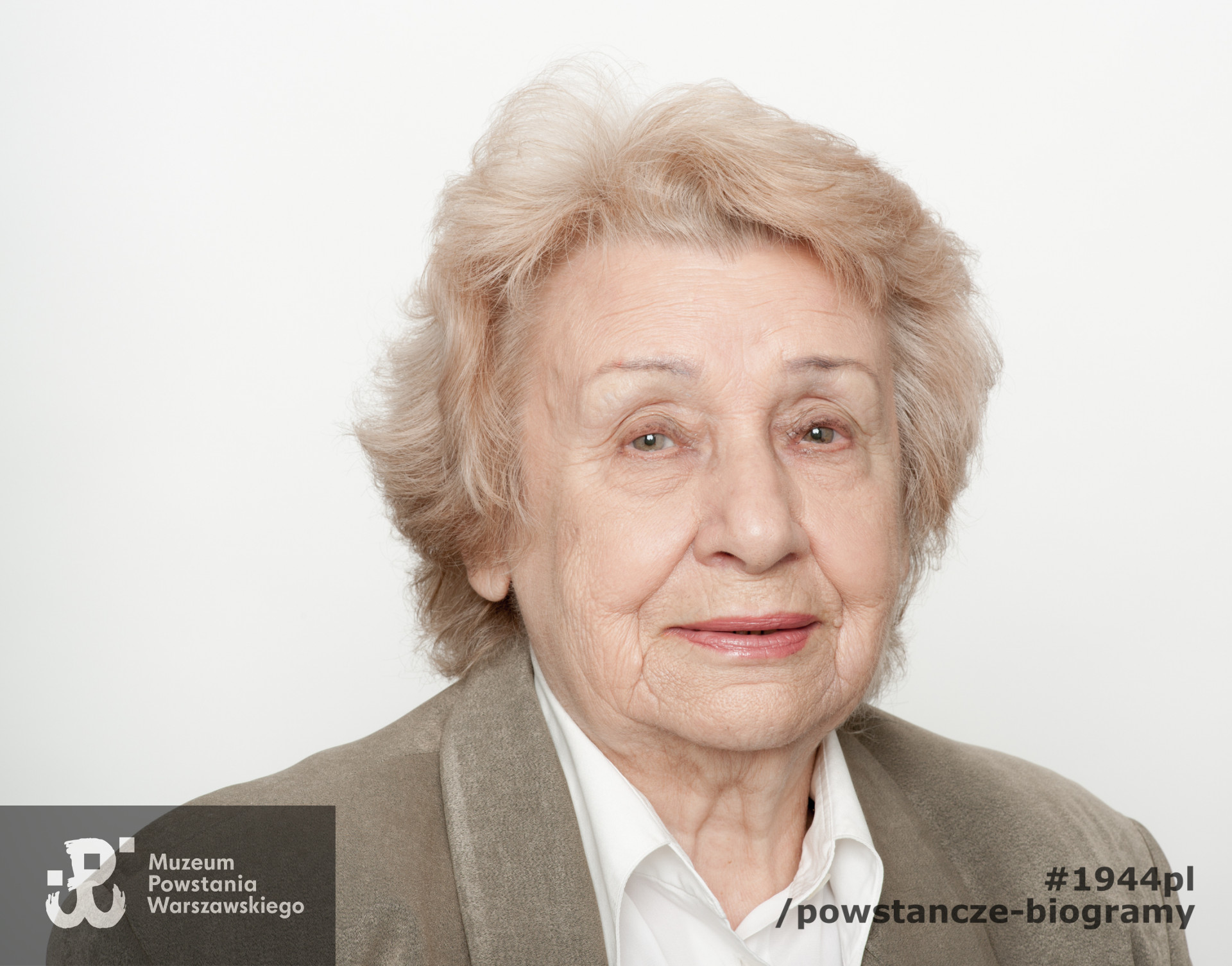 Pani Halina Jarosińska z domu Dłużniewska ps. "Halinka". Zdjęcie z serii portretów Powstańców Warszawskich wykonanych w ramach projektu "1944/70/2014" realizowanego przez grupę WWPHOTO dla uczczenia 70. rocznicy wybuchu Powstania Warszawskiego. Muzeum Powstania Warszawskiego, 22.07-04.08 2013.