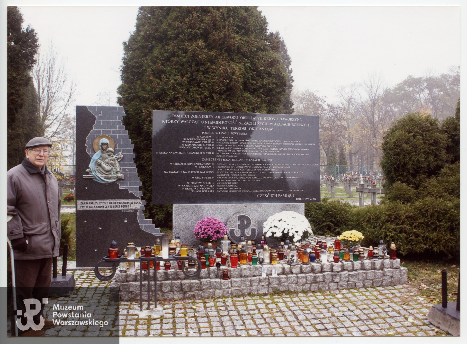 Lech Sedlaczek przy Tablicy Poległych w Ołtarzewie. Z archiwum rodzinnego p. Lecha Sedlaczka ps. Hak