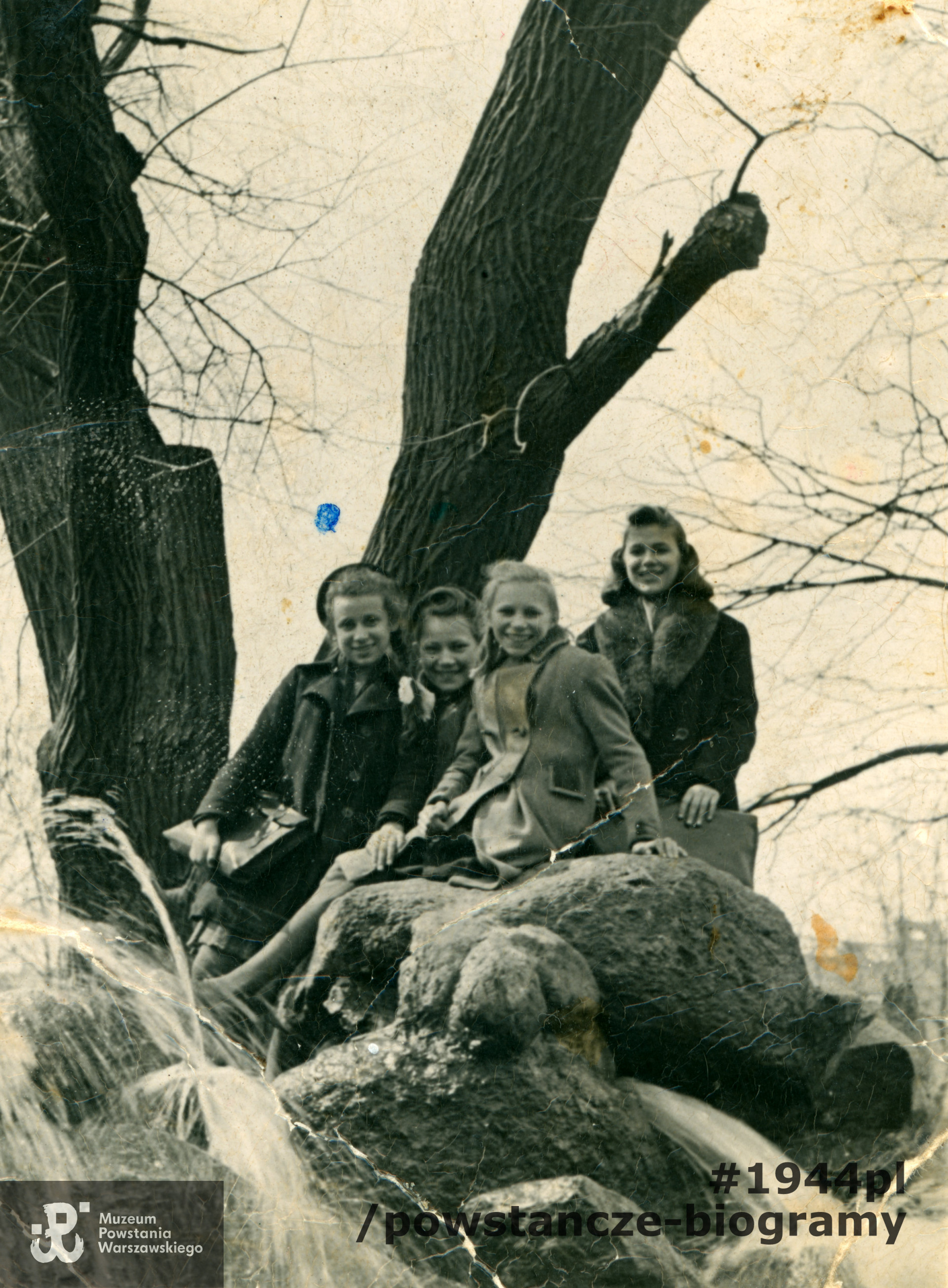 Okupacja , Park  Ujazdowski,  1943r.  "praca nad sobą". Fot. ze zbiorów Muzeum Powstania Warszawskiego, sygn. P/5785/07, dar Haliny Jarosińskiej ps. "Halinka"