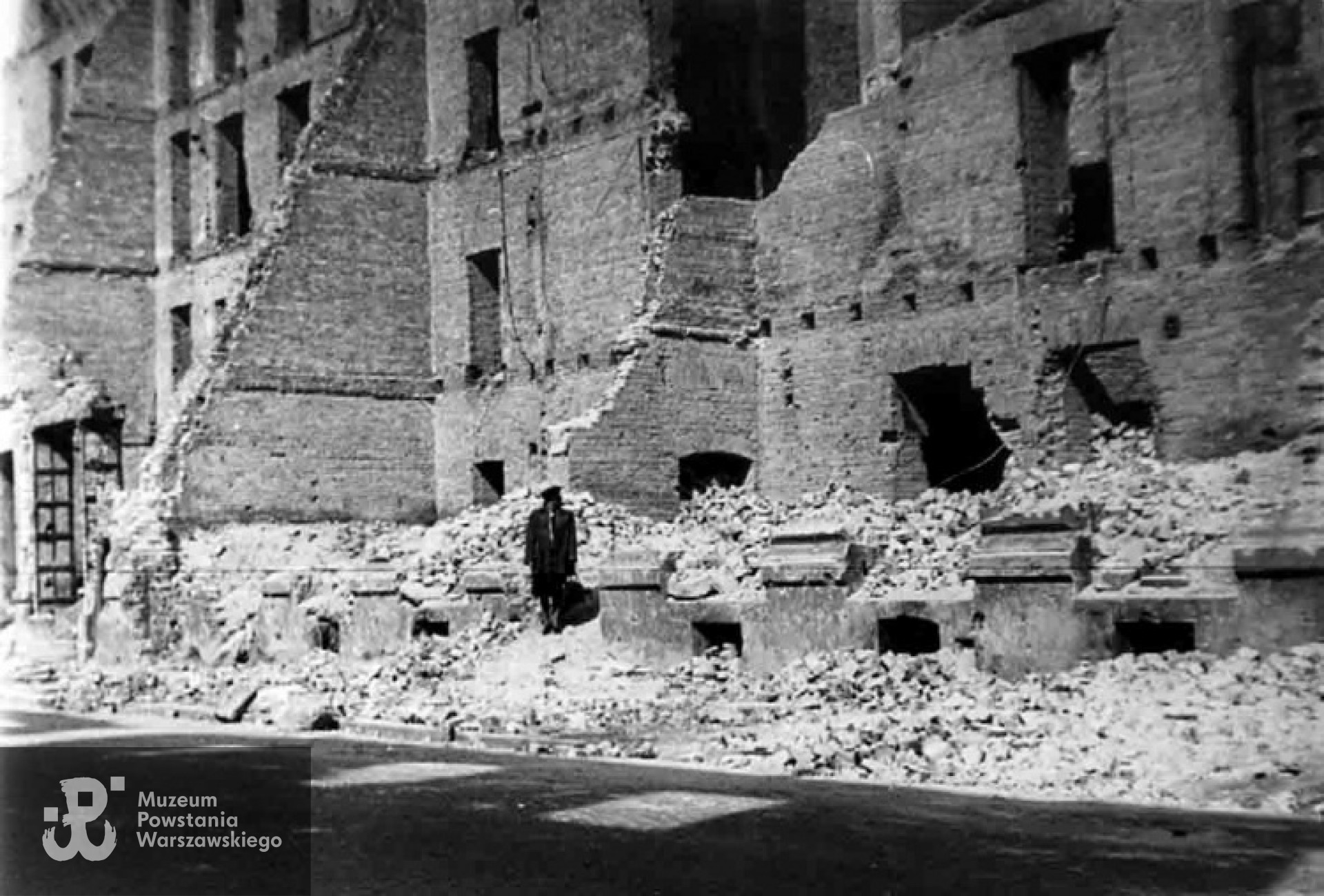 Wanda Głuchowska na gruzach swej apteki przy ul. Kruczej 28. Rok 1947. Fot. archiwum rodzinne.