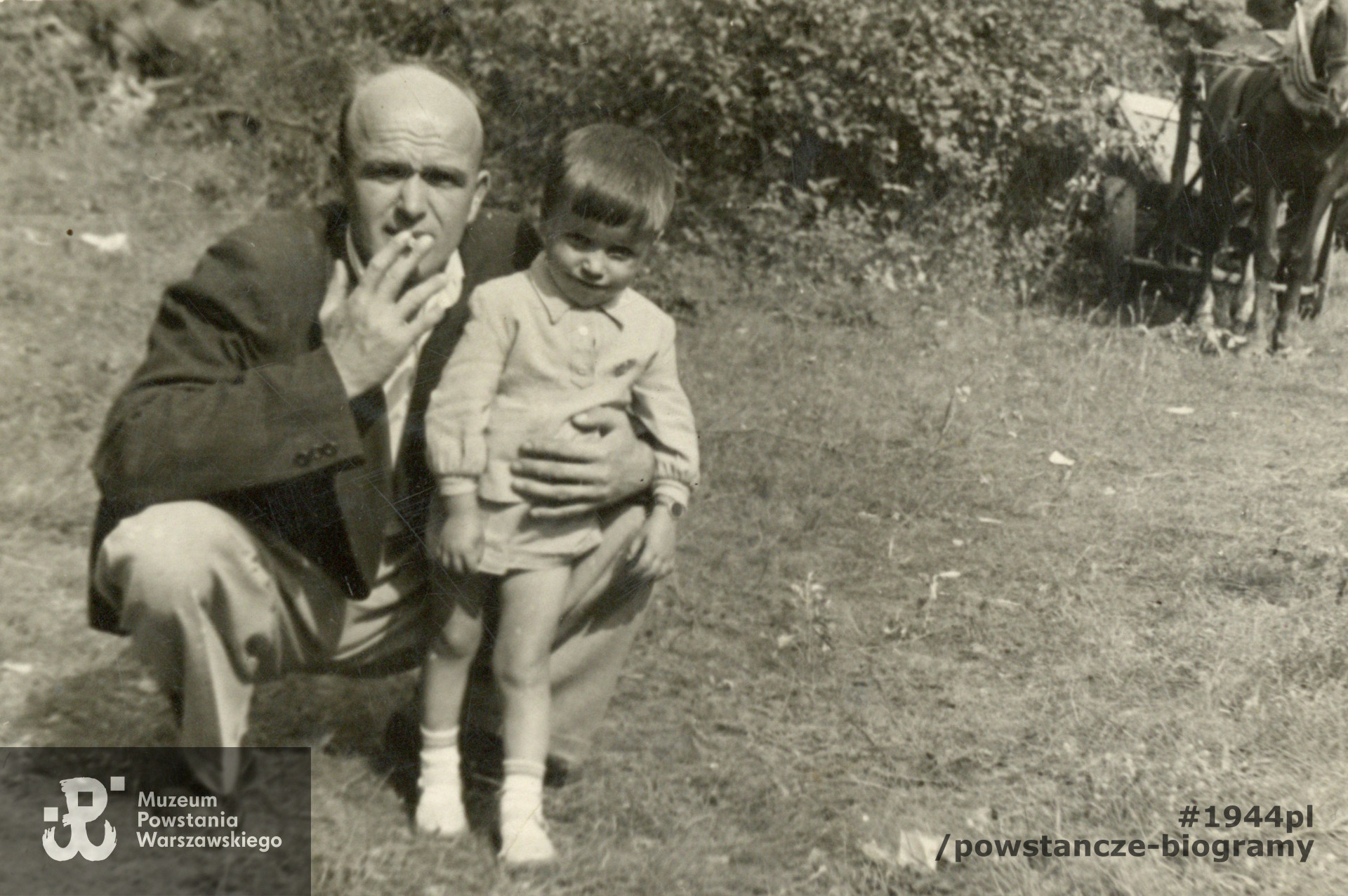 Bernard Wiktor Plichta "Benito" ze starszym z synów. Fot. ze zbiorów rodzinnych, udostępnili p. Andrzej i p.  Piotr  Plichta, synowie Powstańca.  Skan wykonano w Muzeum Powstania Warszawskiego w październiku 2021 r. 