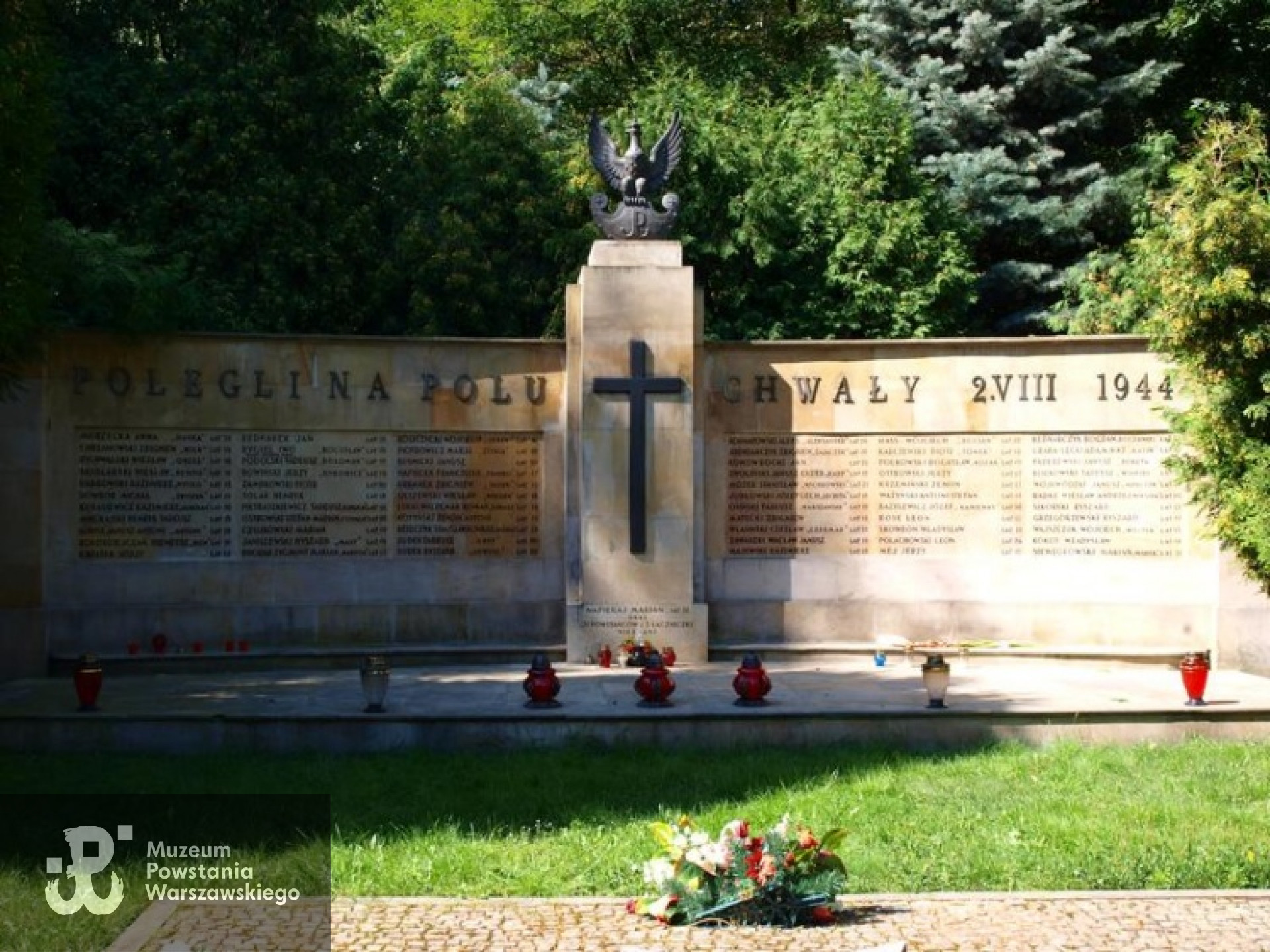 Cmentarz - Mauzoleum w Pęcicach: zbiorowa mogiła Powstańców Warszawskich z IV obwodu „Ochota” poległych rankiem 2 sierpnia 1944r. w czasie wycofywania się z Ochoty do Lasów Chojnowskich. <i>Fot. Baza Cmentarzy Wojennych - groby.radaopwim.gov.pl</i>