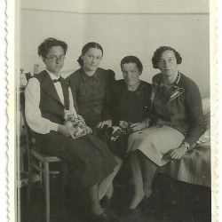 Irena Wyrębowska (pierwsza z lewej) z koleżankami, Zakopane 24.04.1938 r.
