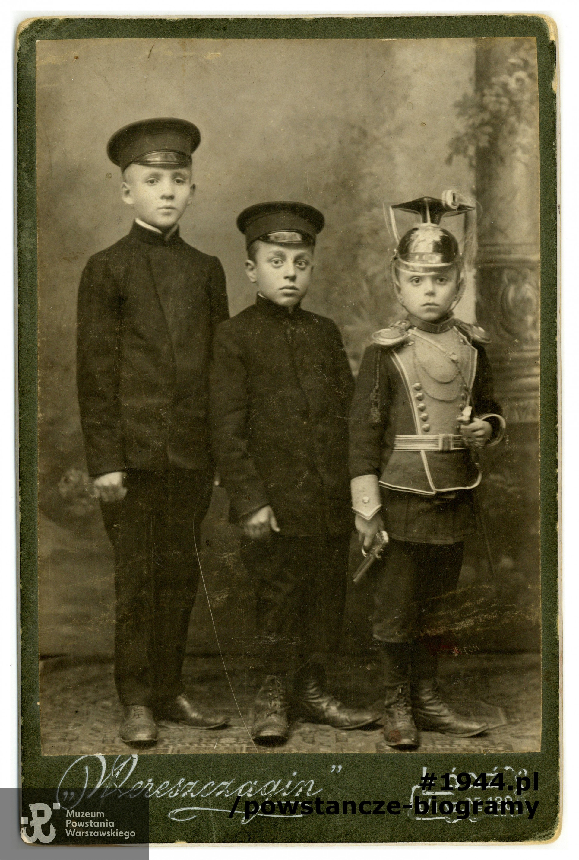 Jakub Grabarczyk z braćmi, pierwszy z prawej strony stoi Jakub, obok Józef Grabarczyk. Imię najstarszego z chłopców obecnie nieustalone. Fot. z archiwum rodzinnego p. Krzysztofa Lebiediewa