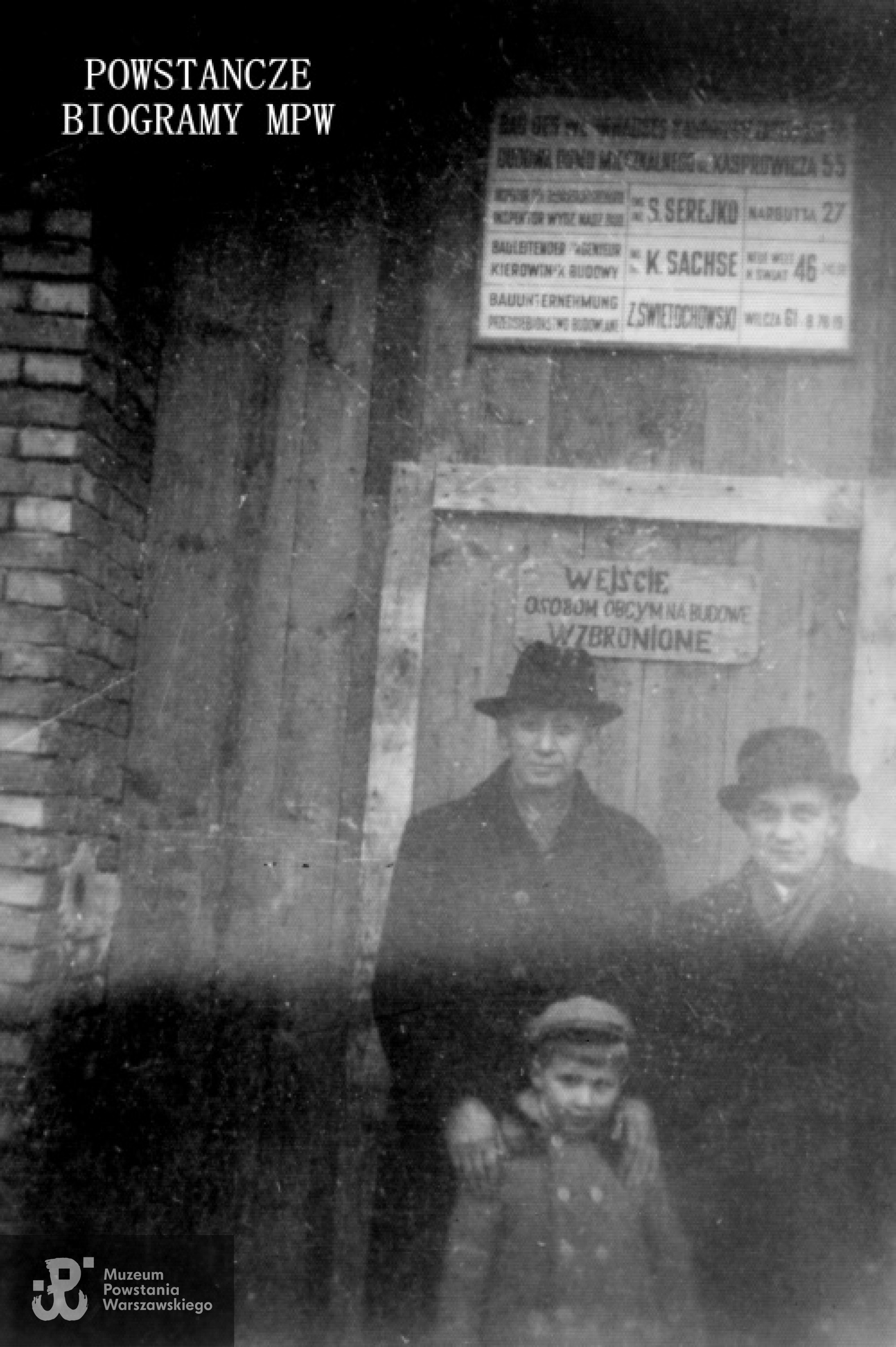 Ojciec Jerzego - Henryk Jan Ostrzycki, Jan Albrecht i mały Jacek Ostrzycki, syn Jerzego. Warszawa, Kasprowicza. Fot. ze zbiorów rodzinnych syna, p. Jacka Ostrzyckiego.