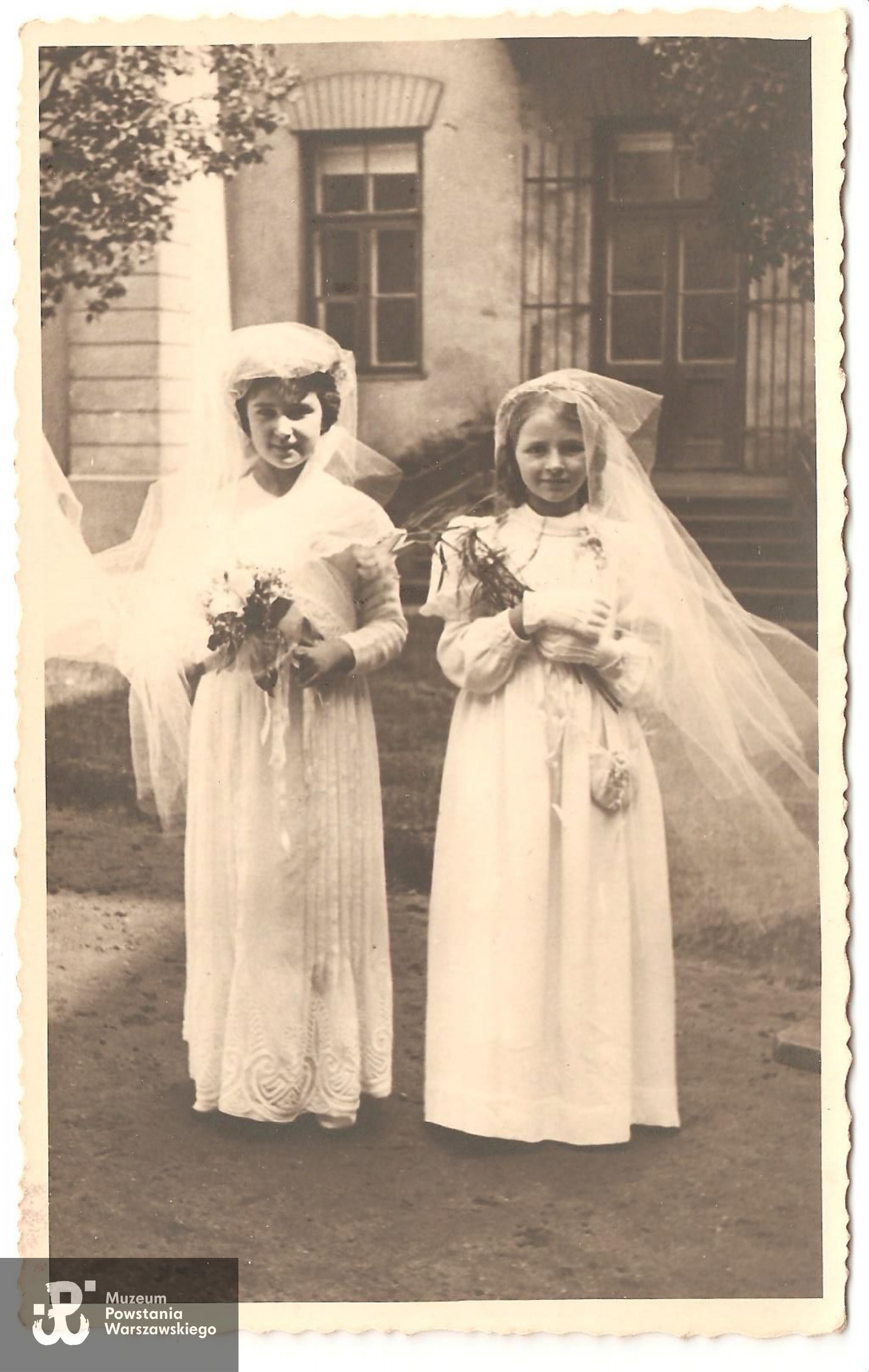 Od lewej stoją: Teresa Bogusławska, Maria Jadwiga Łodzińska (Jadwiga Łodzińska). Pierwsza Komunia Św - 18 maja 1939 r.. Fot. z archiwum rodzinnego Witolda Smoleńskiego