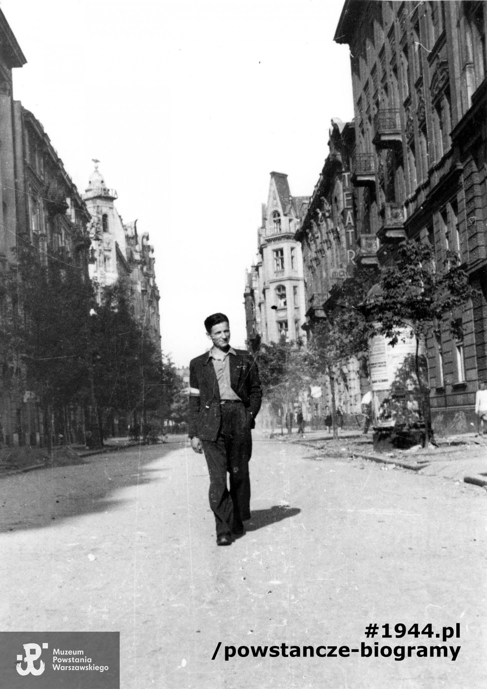 Fotografia z Powstania Warszawskiego. Śródmieście Północne. Mjr Stefan Mich "Kmita" na ulicy Moniuszki. Ujęcie spod kamienicy nr 9 (po prawej) w kierunku wschodnim. Dalej, po prawej widoczny budynek Moniuszki 7, gmach Filharmonii - Moniuszki 5 i narożnik kamienicy Moniuszki 3 / Jasna 12. Autorem zdjęcia jest Eugeniusz Lokajski "Brok". Fot. ze zbiorów Muzeum Powstania Warszawskiego, sygn. MPW-IN/224