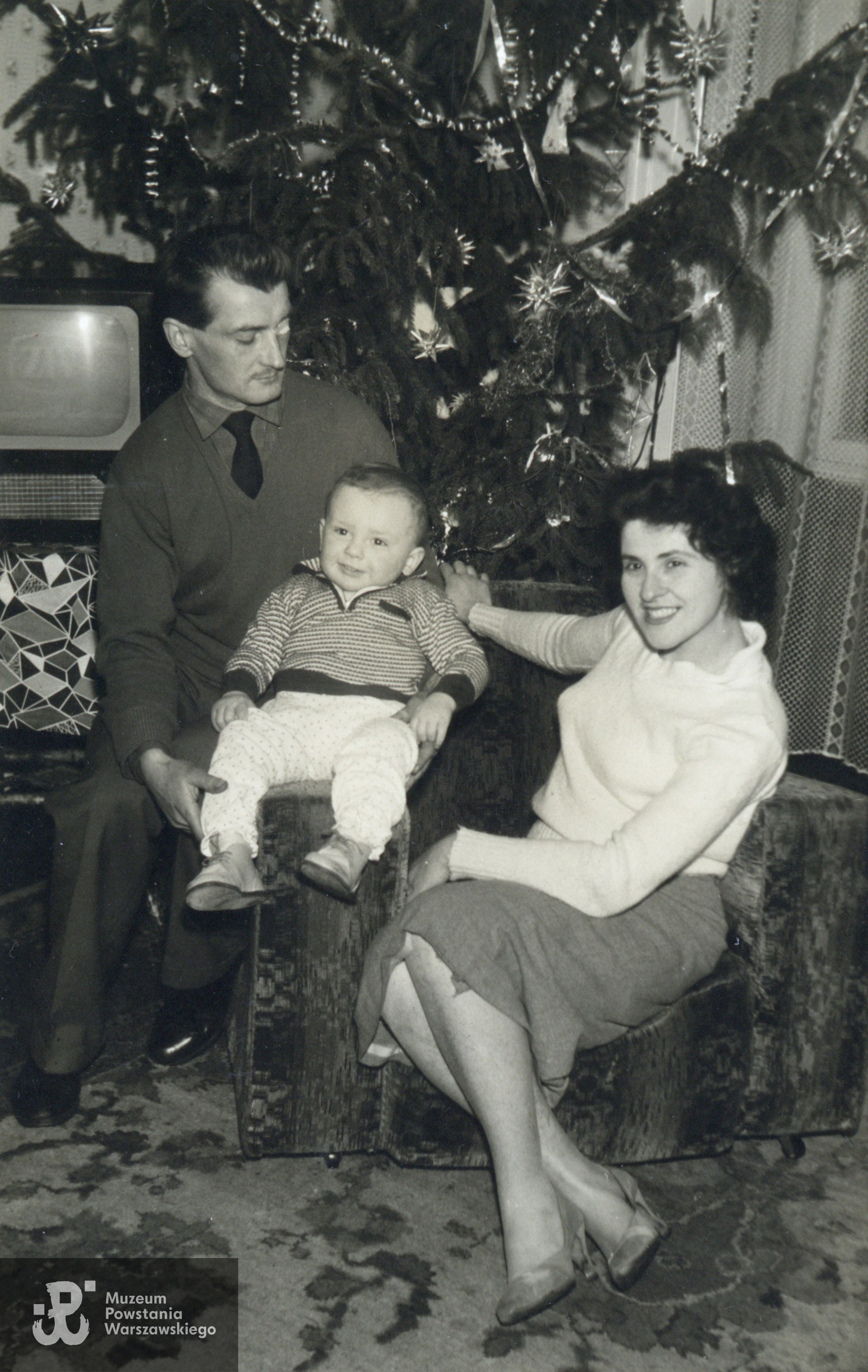 Bristol, Wielka Brytania. Z żoną i synem. Fot. ze zbiorów rodzinnych, udostępniła p. Paulina Szulejewska (UK). Skany wykonano w Muzeum Powstania Warszawskiego, 2023 r. 