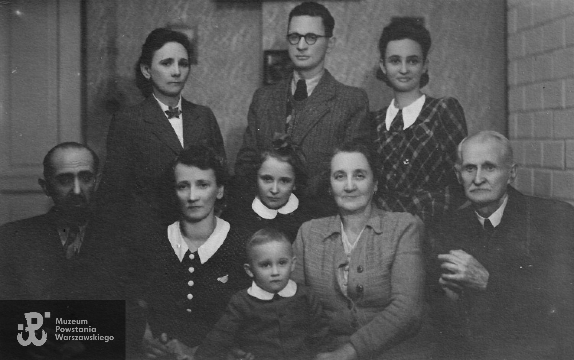 Od lewej stoją: Kazimiera Łuczyńska (matka Wisławy), Stefan Rutczyński (brat matki), Wisława Łuczyńska. Od lewej siedzą: Stanisław Łuczyński (ojciec Wisławy, pracownik NBP w Warszawie), Julia Lorens (siostra ojca), Grażyna Łuczyńska (po mężu Miszczyk, siostra Wisławy), Michalina (Micia) Łuczyńska, Józef Łuczyński (jej mąż). W środku stoi Marek Łuczyński (brat Wisławy i Grażyny).