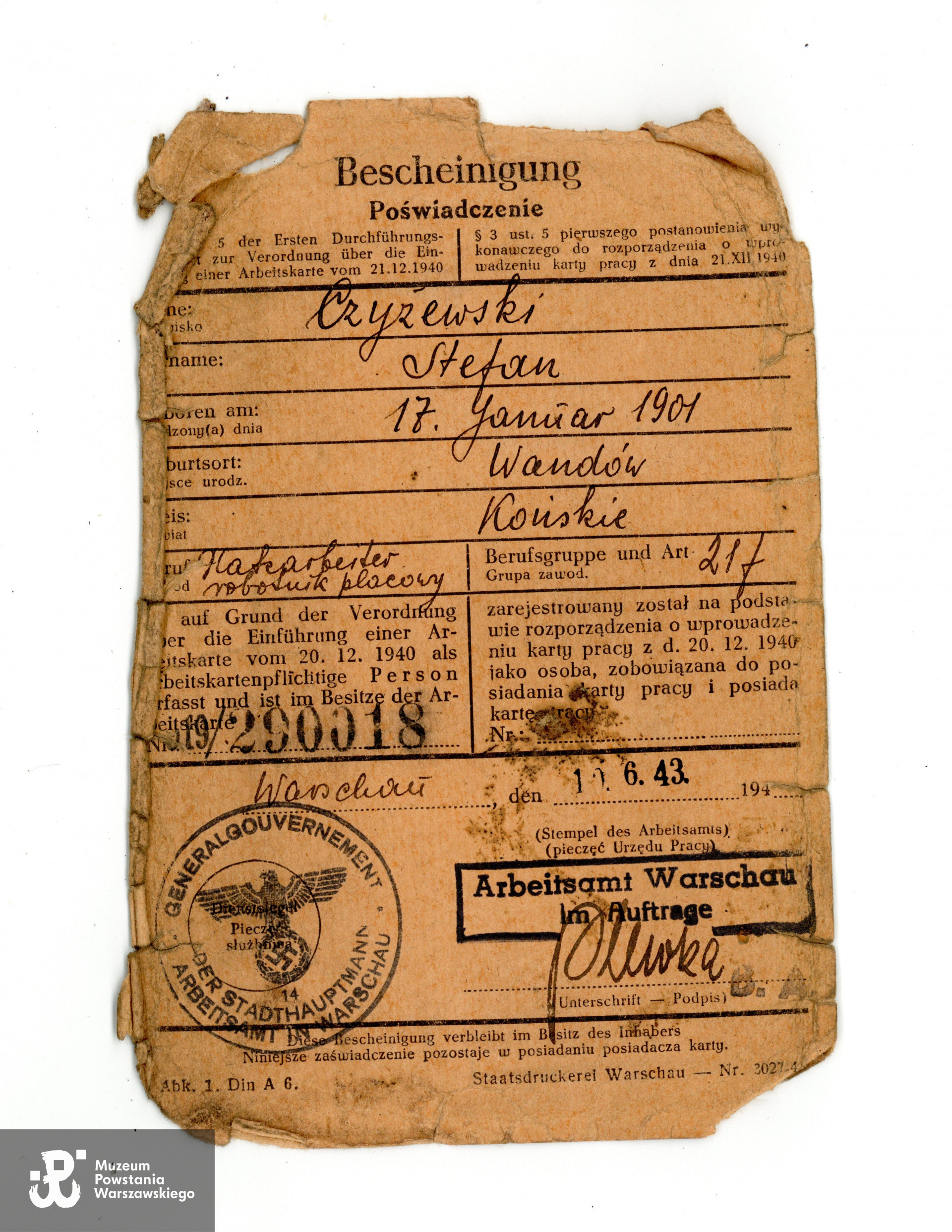 Dokumenty okupacyjne - zaświadczenie (niem. Bescheinigung) o zatrudnieniu Stefana Czyżewskiego w charakterze robotnika placowego.  Dokument z dn. 10.06.1943. Zaświadczenie o pracy mogło uratować przed  wywózką na roboty przymusowe do Niemiec, szczególnie gdy osoba była zatrudnioną w przedsiębiorstwach i instytucjach pracujących na potrzeby Rzeszy.  Ze zbiorów rodzinnych, udostępniła p. Kinga Rusin, wnuczka Powstańca