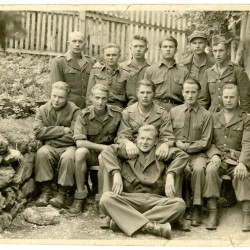Zdjęcie wykonane po wyzwoleniu z obozu jenieckiego, Markt Pongau, 24.06.1945. Henryk Sienkiewicz widoczny wśród żołnierzy siedzących na ławce - pierwszy rząd, trzeci od lewej. Pozostali na zdjęciu to m. in. Krzemiński, Markowski, Żebrowski, Czesław Duda. Z. Karpiński, Donald Steyer i inni. Fotografia pochodząca ze spuścizny po Henryku Sienkiewiczu „Antal” („Antał