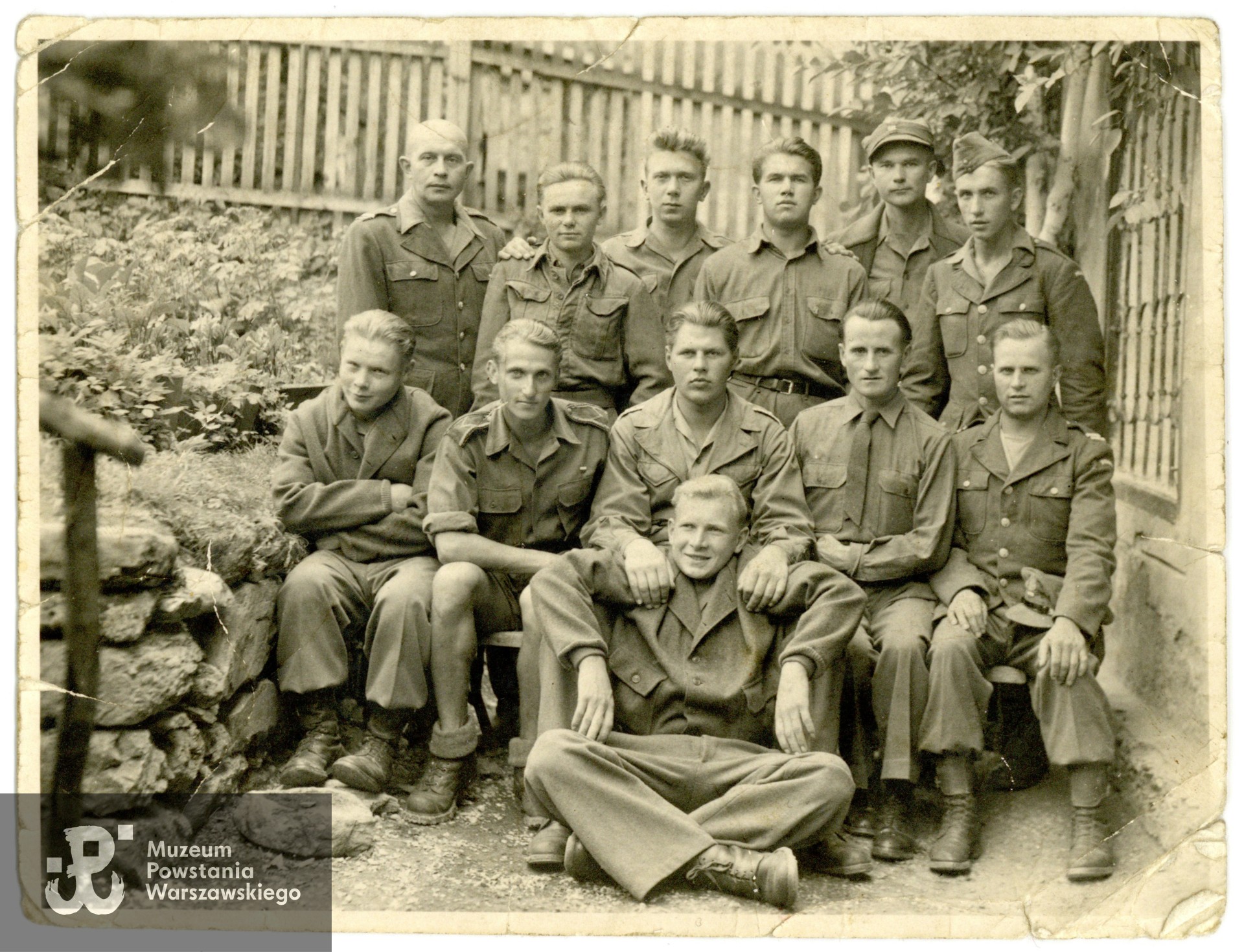 Zdjęcie wykonane po wyzwoleniu z obozu jenieckiego, Markt Pongau, 24.06.1945. Henryk Sienkiewicz widoczny wśród żołnierzy siedzących na ławce - pierwszy rząd, trzeci od lewej. Pozostali na zdjęciu to m. in. Krzemiński, Markowski, Żebrowski, Czesław Duda. Z. Karpiński, Donald Steyer i inni. Fotografia pochodząca ze spuścizny po Henryku Sienkiewiczu „Antal” („Antał"), skan udostępnił p. Tomasz Szczepaniak
