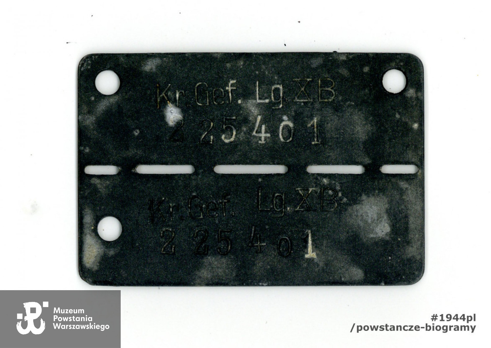Nieśmiertelnik obozowy (blaszka jeniecka)   por. Edwarda Ładkowskiego "Kulawego"  z widocznym numerem jenieckim 225.401. Ze zbiorów Muzeum Powstania Warszawskiego, P/9525/21