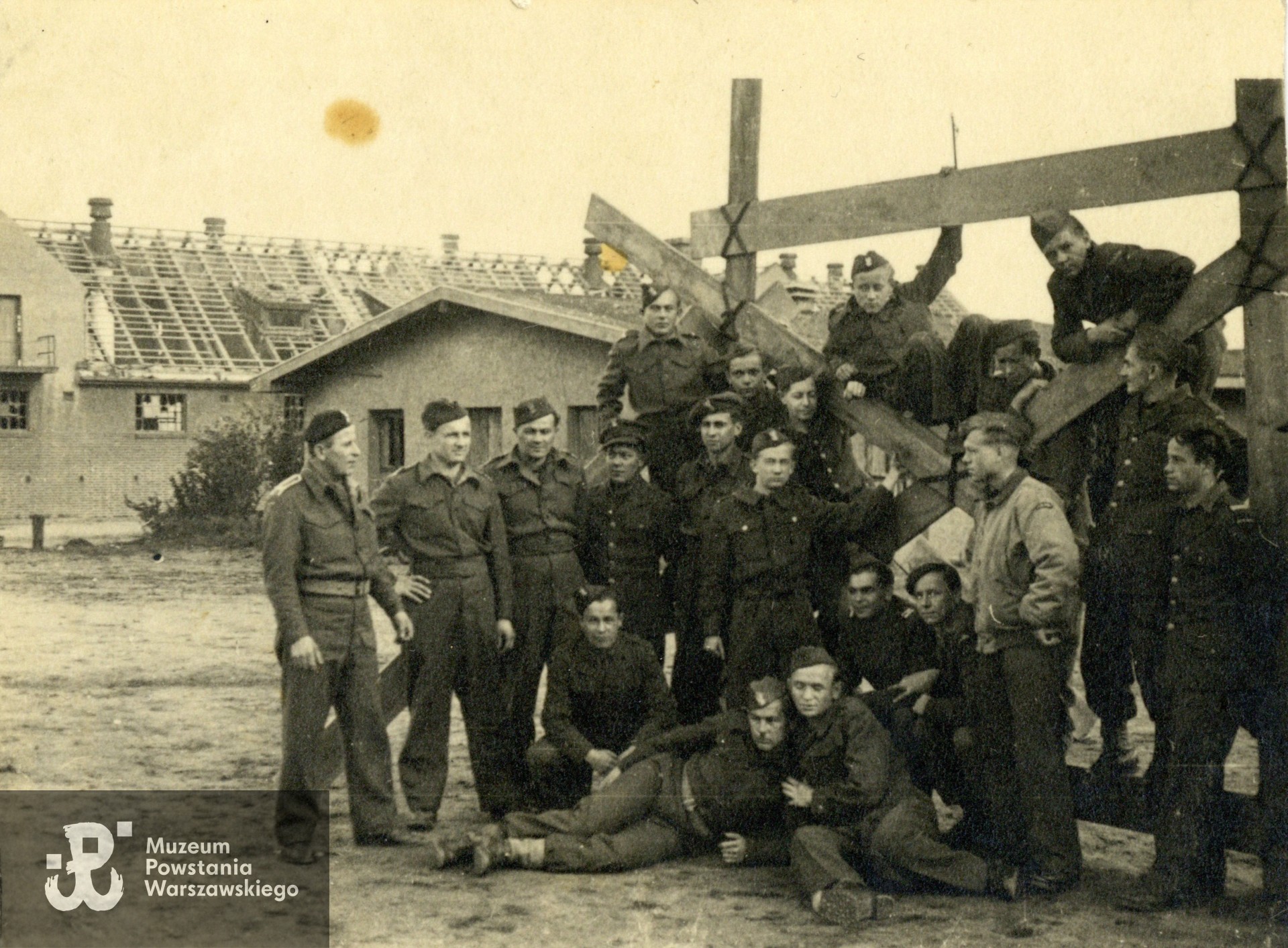 Byli jeńcy wojenni w obozie przejściowym w Allendorf.  Fot. ze zbiorów rodzinnych, udostępniła p. Magdalena Szydłowska, wnuczka Powstańca. Skany wykonano w Muzeum Powstania Warszawskiego, 04/2025