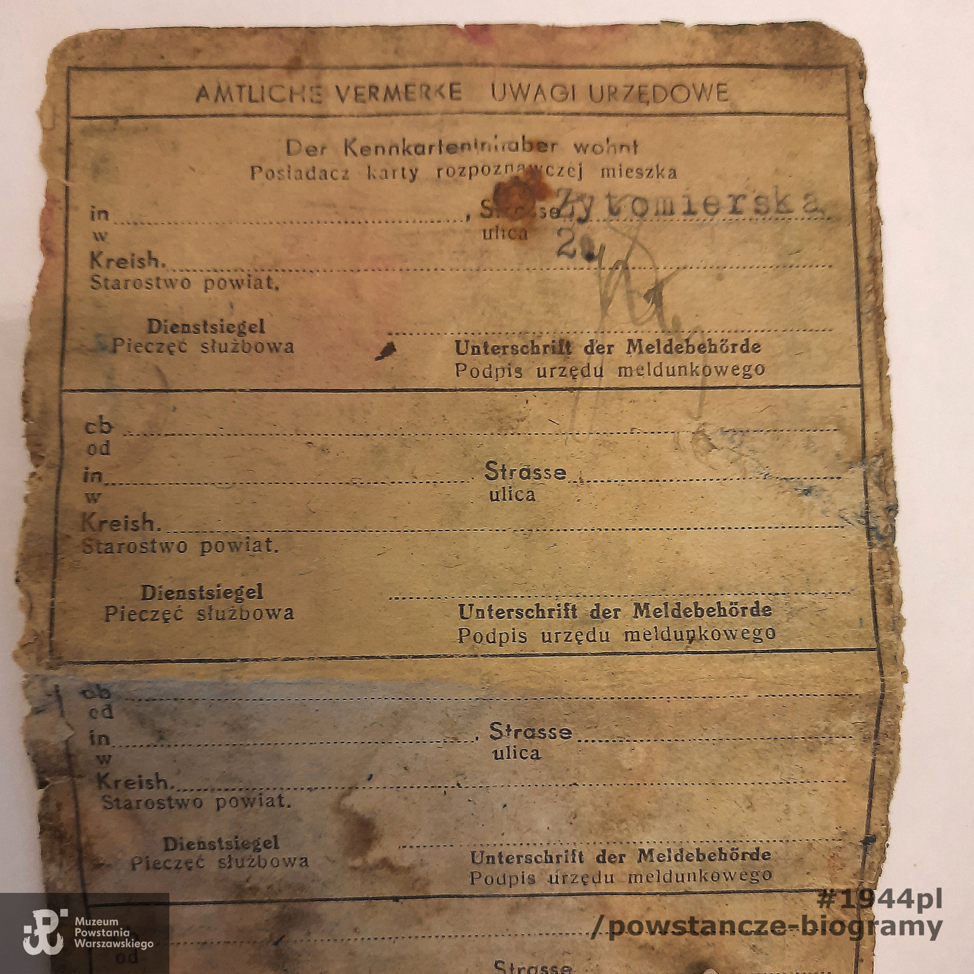 Kennkarta  Tadeusza Klimowicza (dwie strony). Niezachowana strona z danymi osobowymi. Fotografia nieczytelna, Częściowo widoczny podpis właściciela. Ze zbiorów Muzeum Powstania Warszawskiego, sygn. P/9581/21
