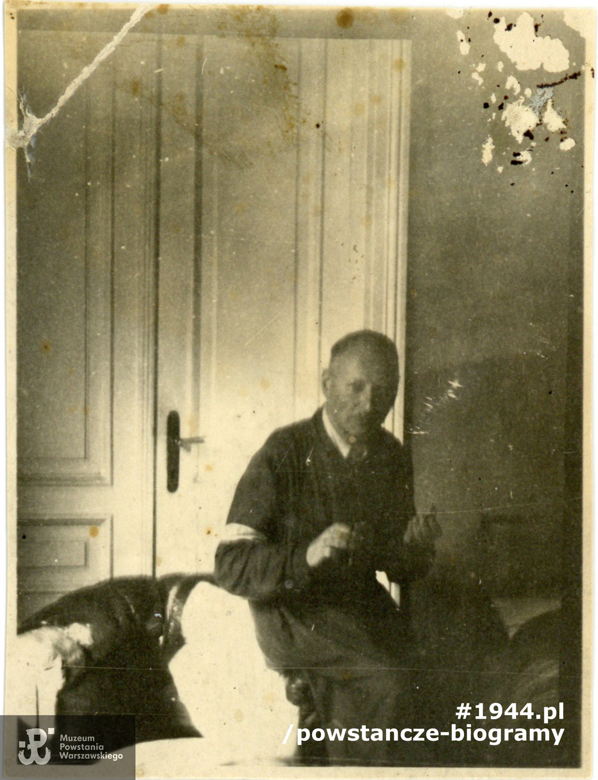 Zdjęcie wykonane  podczas Powstania Warszawskiego w gabinecie sędziego przy ul. Wspólnej - sierpień 1944 r. Fot. z archiwum rodzinnego córki, p. Hanny Frytowej z domu Kotarba