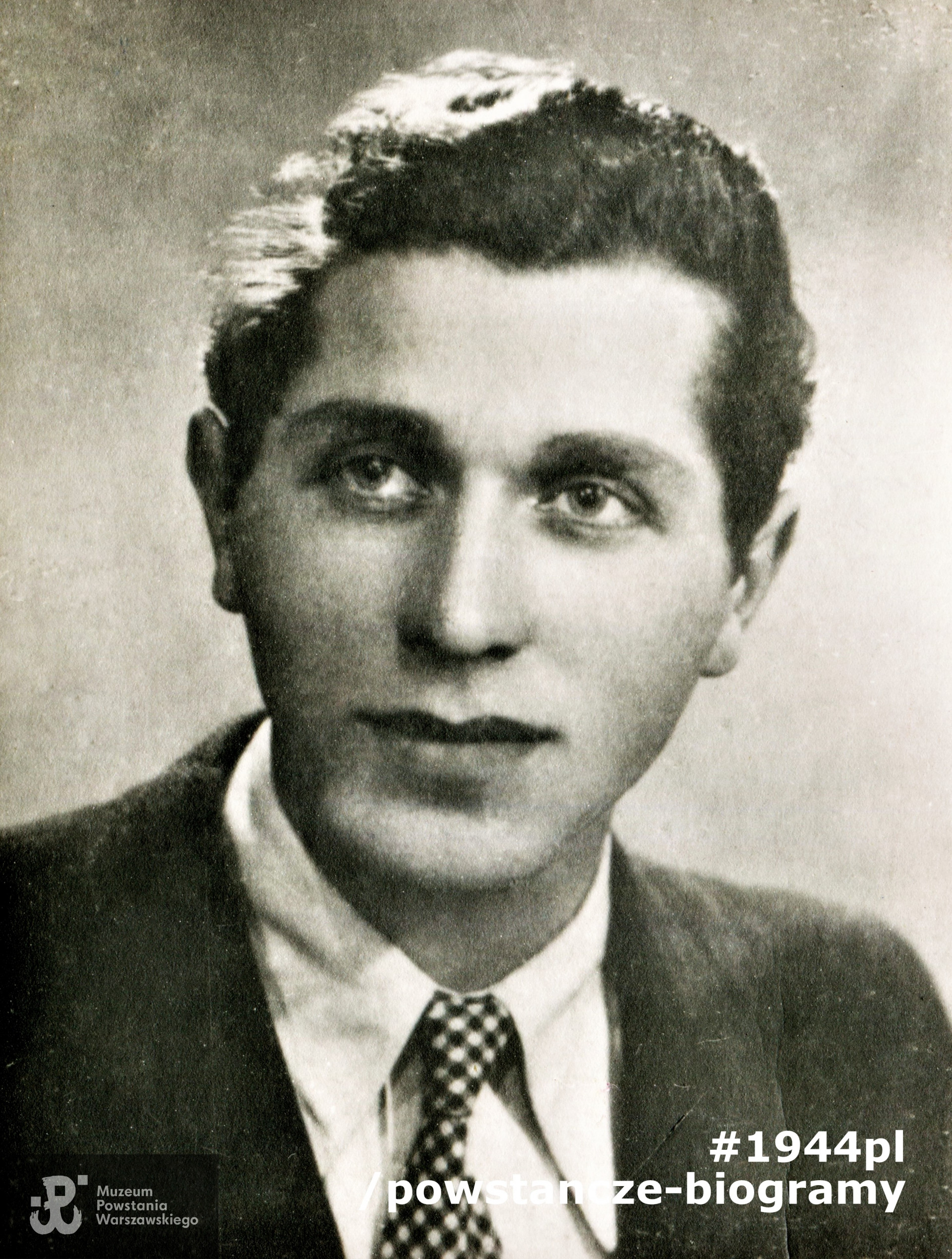 Tadeusz Gajcy ps. „Karol Topornicki”, „Roman Oścień”, „Topór” (1922-1944).  Fotografia podarowana przez matkę Tadeusza - p. Irenę Gajcy Włodzimierzowi Choroszowi, synowi chrzestnemu Tadeusza.  Obecnie zbiory Muzeum Powstania Warszawskiego.