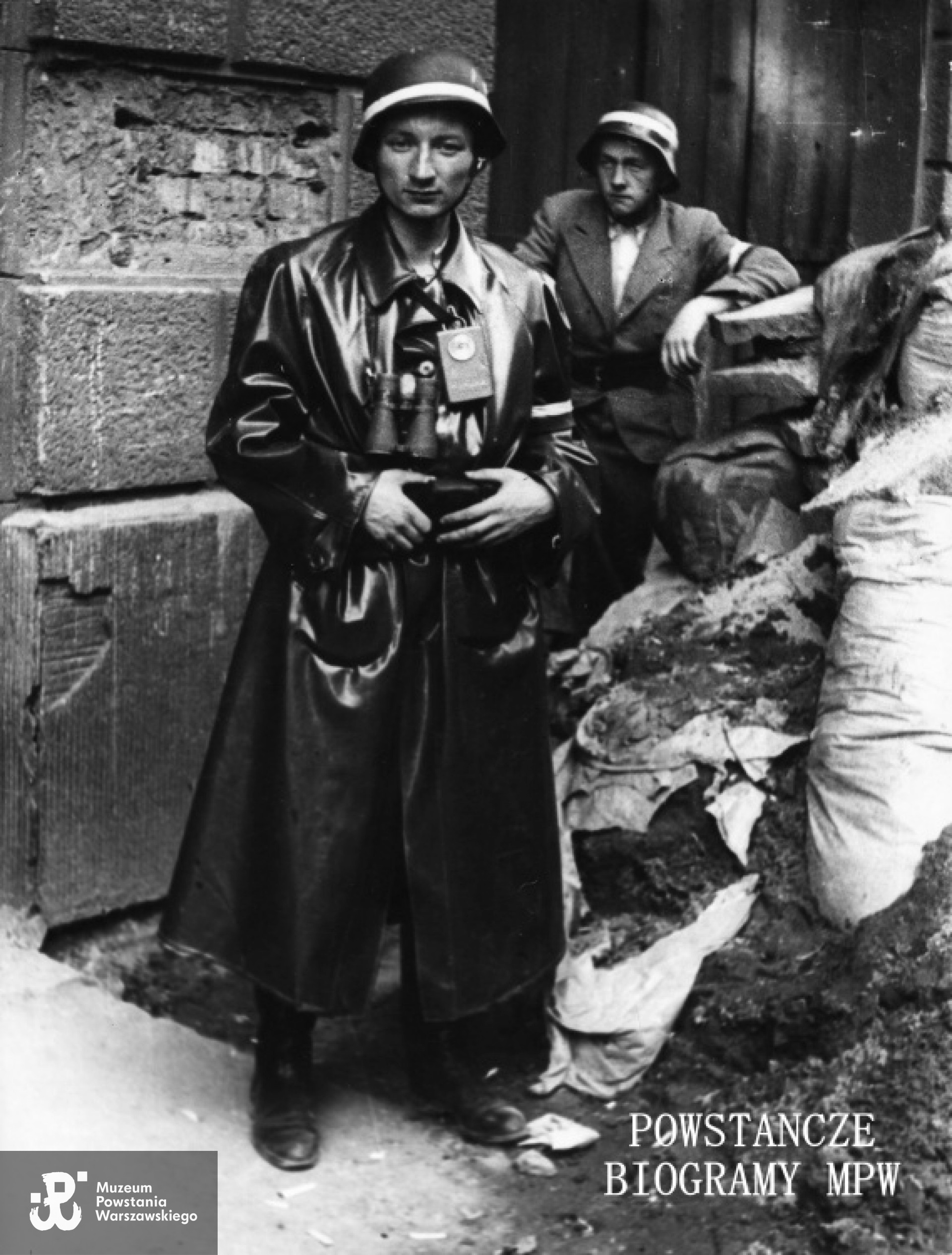 Fotografia  z okresu Powstania Warszawskiego autorstwa Tadeusza Bonclera: Śródmieście Południe. Pierwszy powstaniec , który wkroczył na ul.  Noakowskiego 12. Ze zbiorów Muzeum Powstania Warszawskiego, sygn. MPW-IK/2519