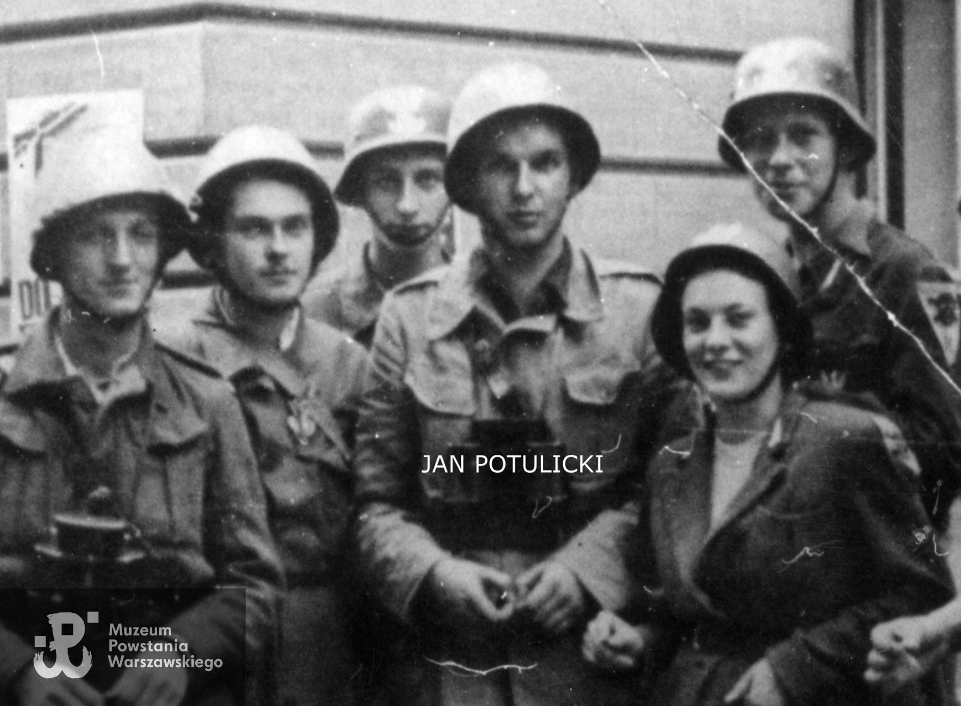 Powiększony fragment poprzedniej fotografii. Fot. zbiory Muzeum Powstania Warszawskiego.